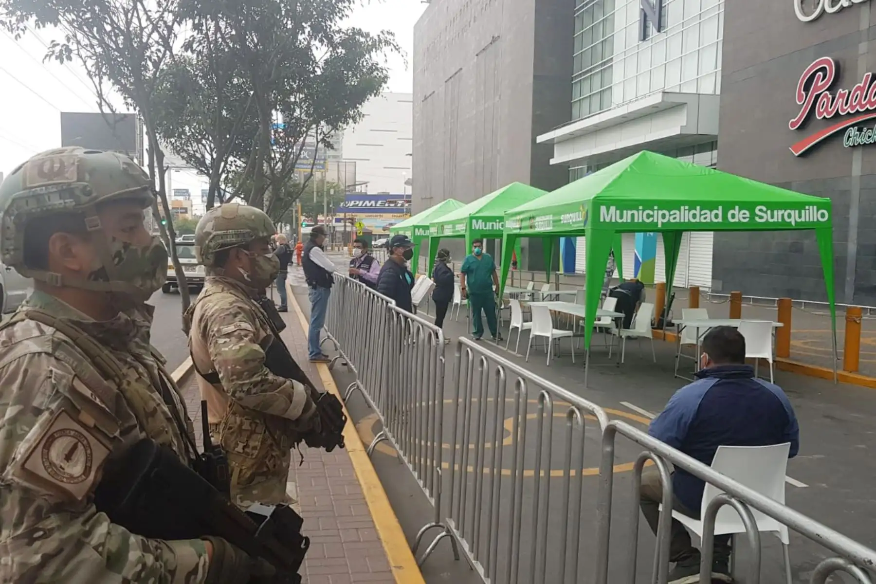 El Grupo de Fuerzas Especiales de la FAP vigilan el orden y brindan seguridad durante la toma de pruebas rápidas realizadas por el Minsa entre las avenidas  Angamos y Tomás Marsano en Surquillo.
Foto: FAP