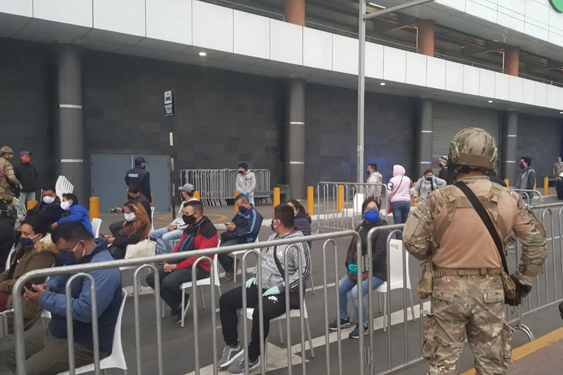 El Grupo de Fuerzas Especiales de la FAP vigilan el orden y brindan seguridad durante la toma de pruebas rápidas realizadas por el Minsa entre las avenidas  Angamos y Tomás Marsano en Surquillo.
Foto: FAP