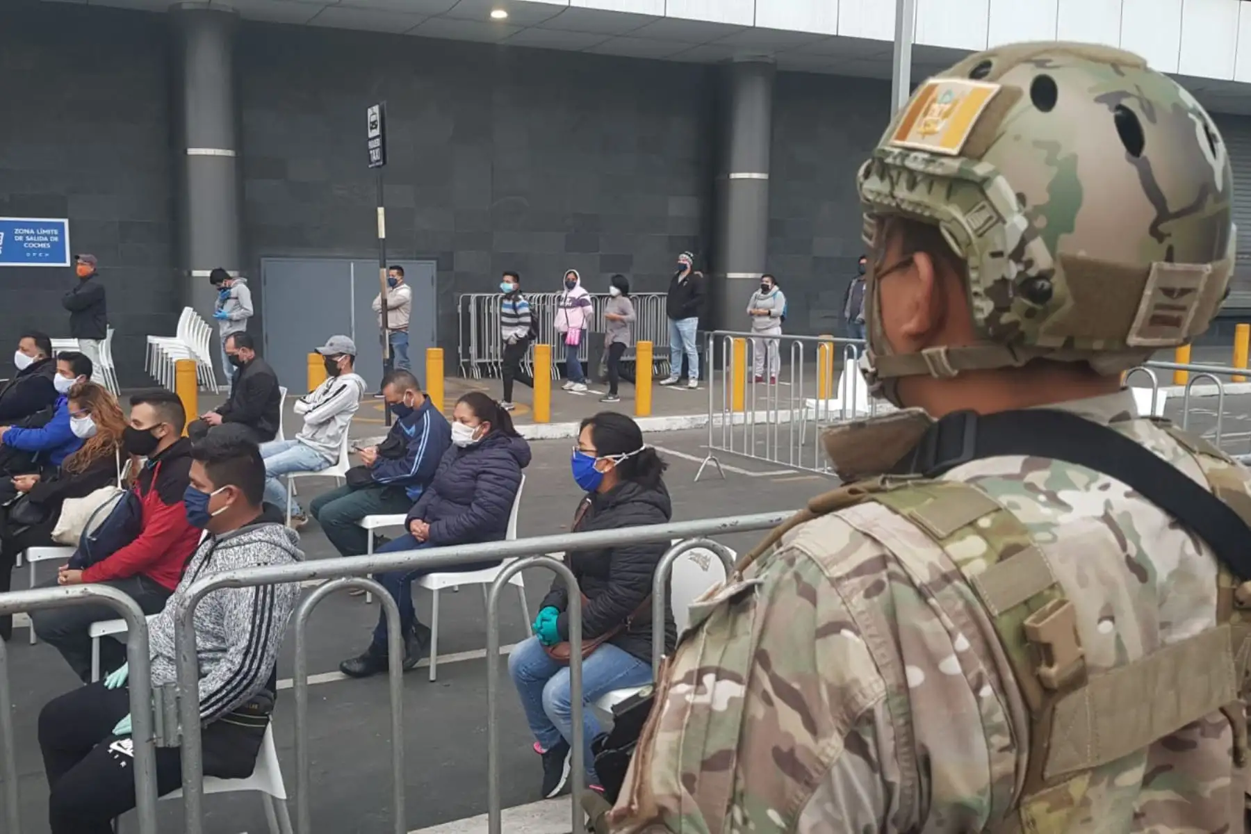 El Grupo de Fuerzas Especiales de la FAP vigilan el orden y brindan seguridad durante la toma de pruebas rápidas realizadas por el Minsa entre las avenidas  Angamos y Tomás Marsano en Surquillo.
Foto: FAP