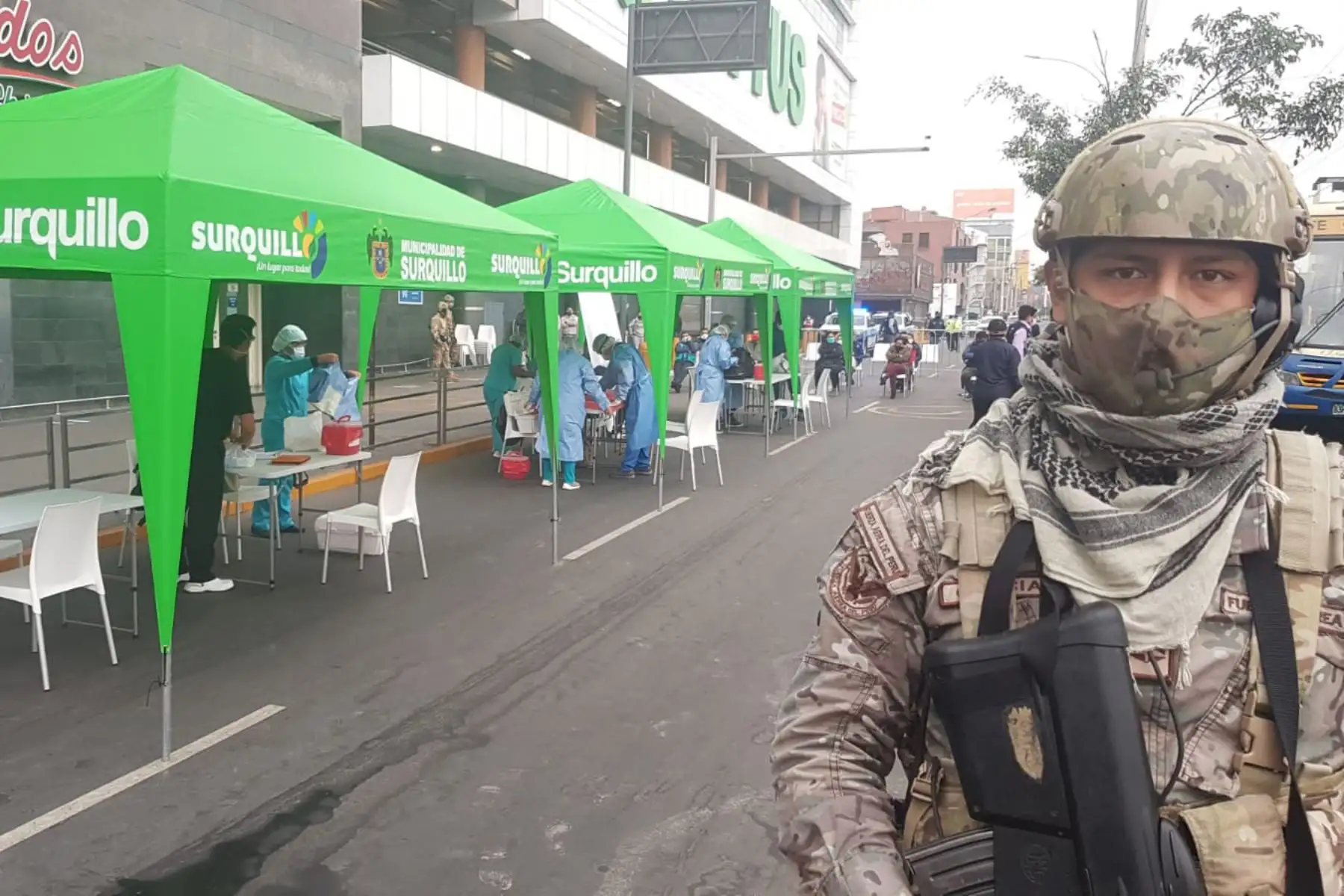 El Grupo de Fuerzas Especiales de la FAP vigilan el orden y brindan seguridad durante la toma de pruebas rápidas realizadas por el Minsa entre las avenidas  Angamos y Tomás Marsano en Surquillo.
Foto: FAP