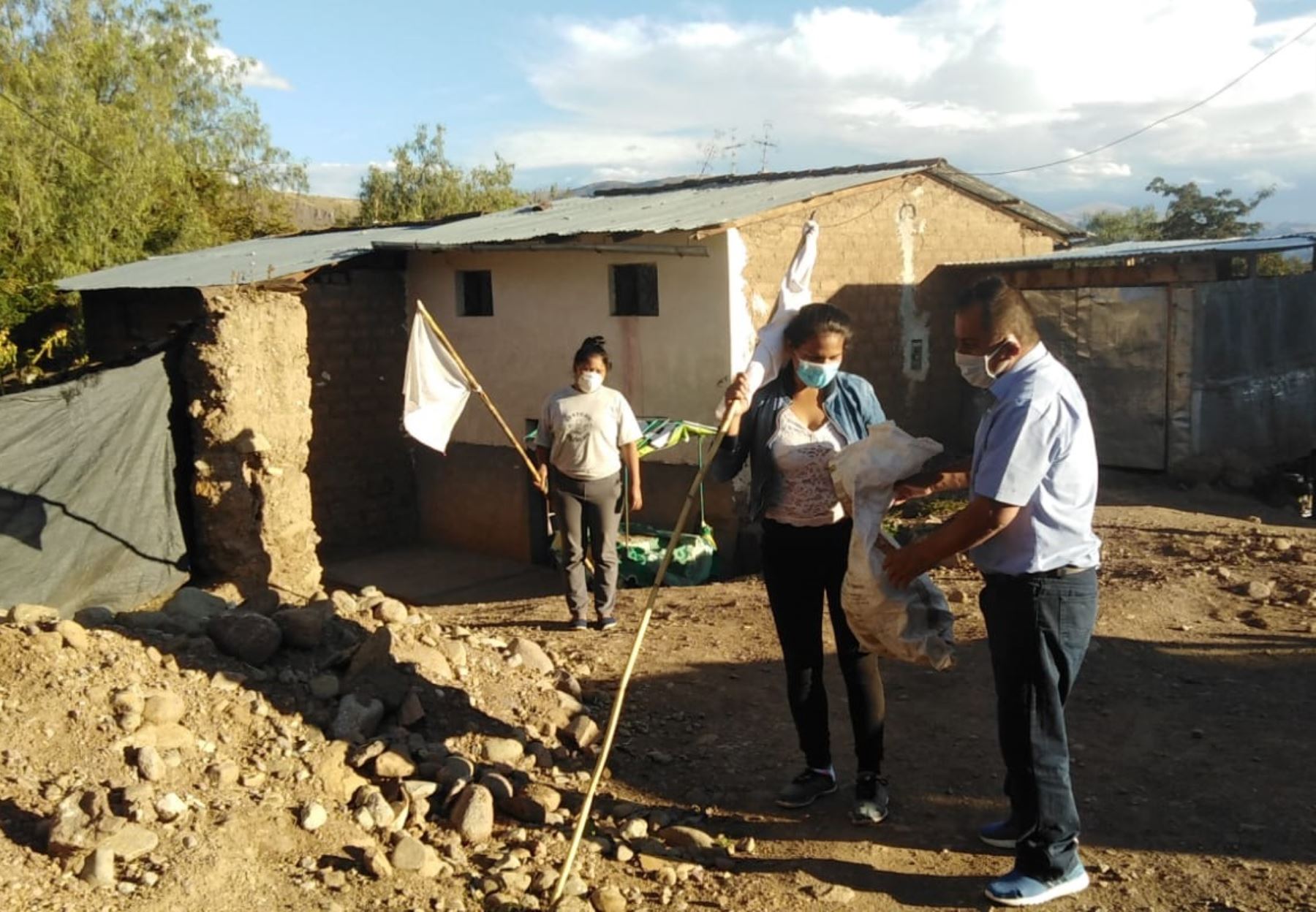 Más de 3,000 familias vulnerables de la provincia de Huanta, en Ayacucho, afectadas por el aislamiento social decretado para frenar el avance del coronavirus, recibieron bolsas de víveres. ANDINA/Difusión