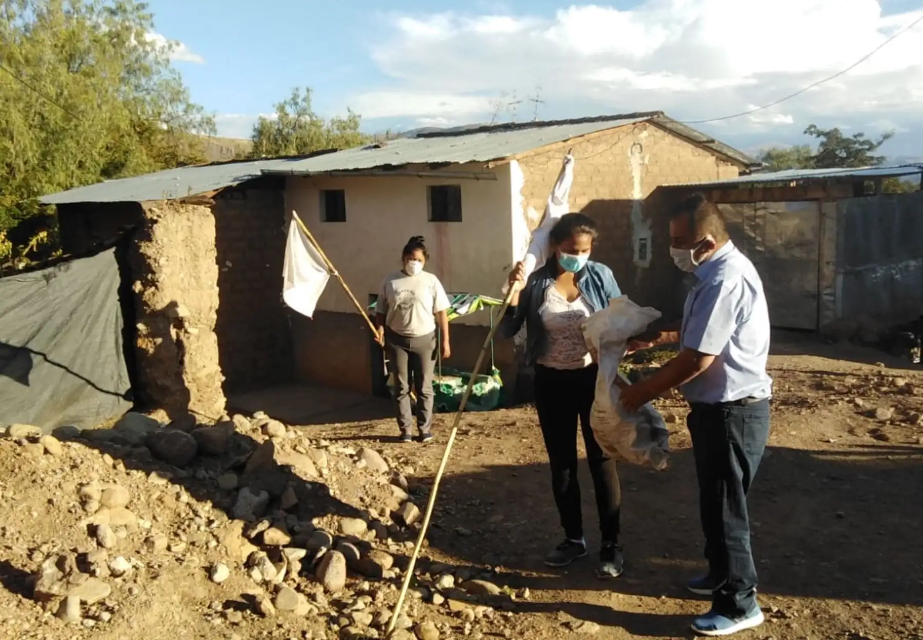 Más de 3,000 familias vulnerables de la provincia de Huanta, en Ayacucho, afectadas por el aislamiento social decretado para frenar el avance del coronavirus, recibieron bolsas de víveres. ANDINA/Difusión