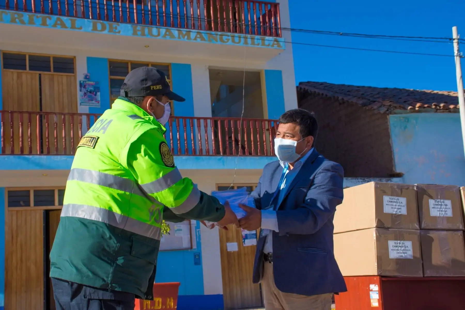 El alcalde la Municipalidad Provincial de Huanta, Renol Pichardo Ramos, entregó hoy 2000 mascarillas faciales y reutilizables de uso comunitario a pobladores y autoridades de Huamanguilla. Foto: ANDINA/Municipalidad de Huanta