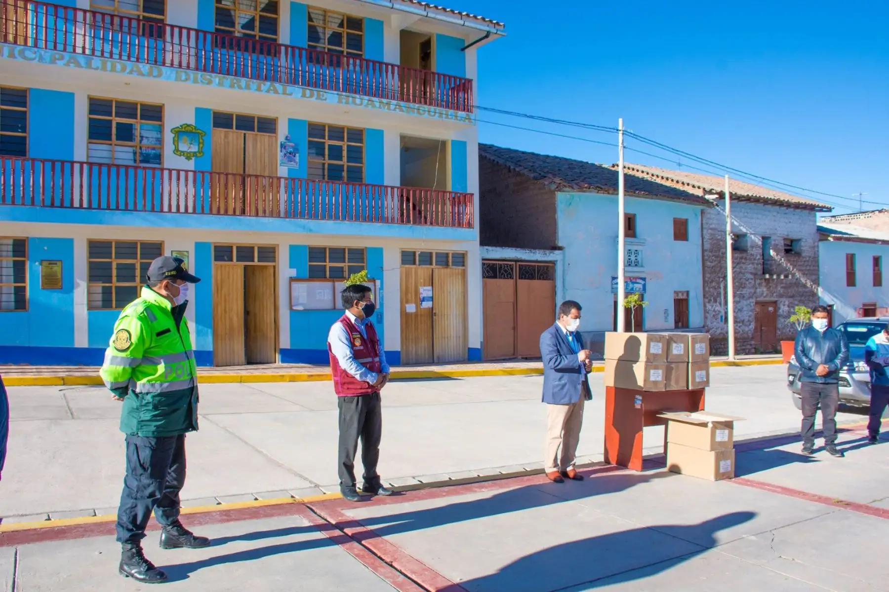 El alcalde la Municipalidad Provincial de Huanta, Renol Pichardo Ramos, entregó hoy 2000 mascarillas faciales y reutilizables de uso comunitario a pobladores y autoridades de Huamanguilla. Foto: ANDINA/Municipalidad de Huanta