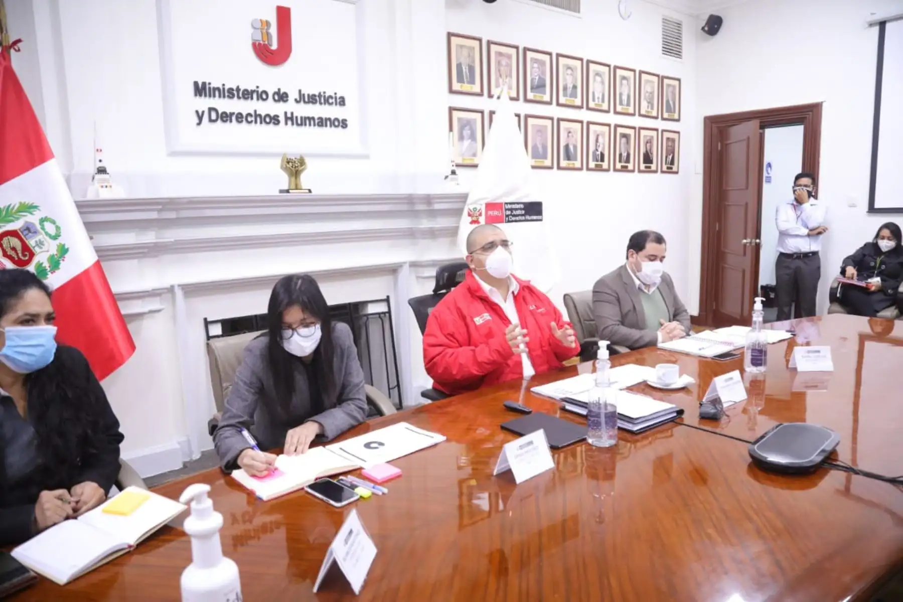 Ministro de Justicia, Fernando Castañeda, participó en sesión virtual de la Comisión de Fiscalización.