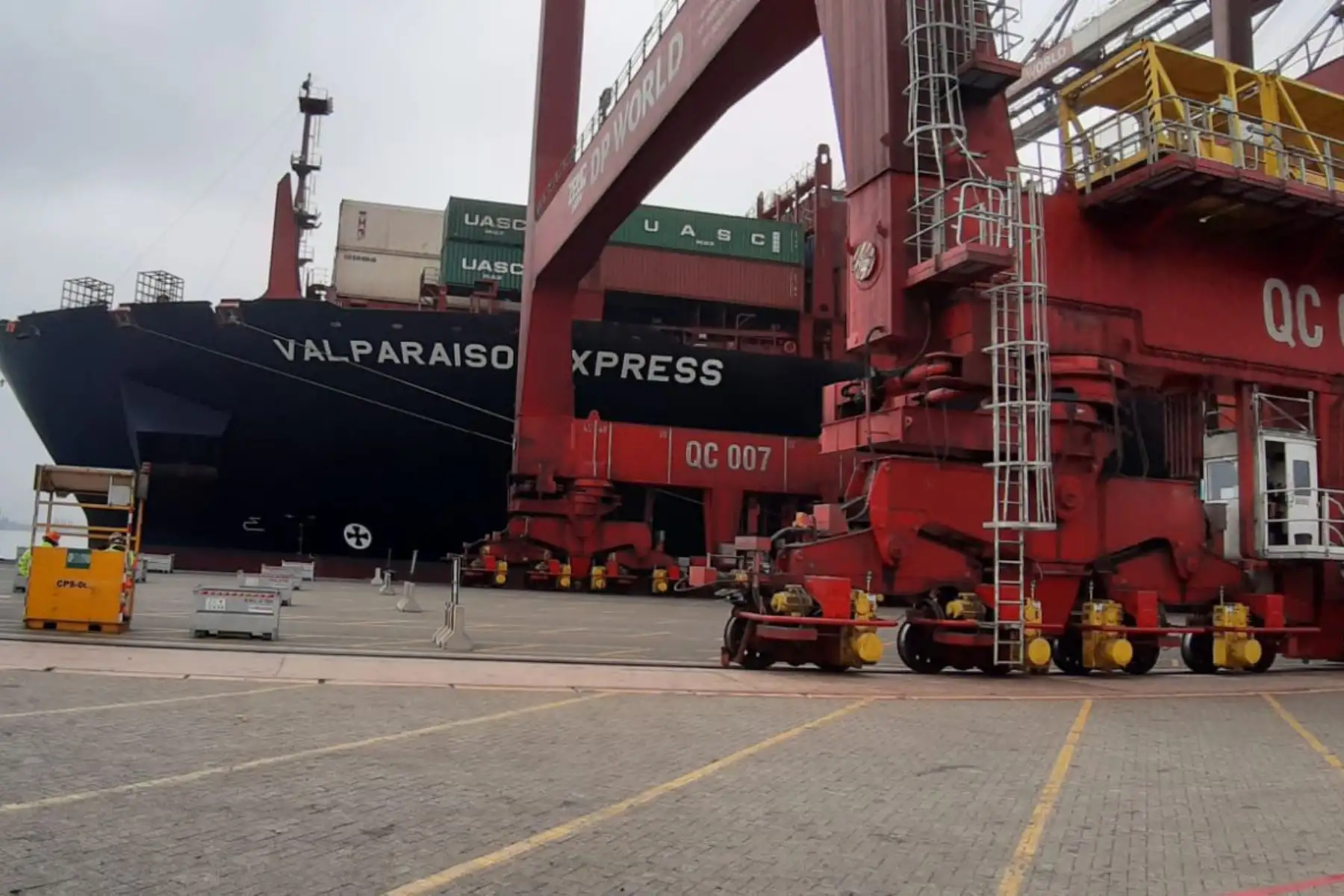 Personal de la Dirección Antidrogas decomisó más de 172 Kg, al parecer alcaloide cocaína, que se encontraba acondicionado en la parte posterior de un navío, atracado en el muelle n.º 1 de un terminal portuario, en el Callao. 
Foto: Policía Nacional