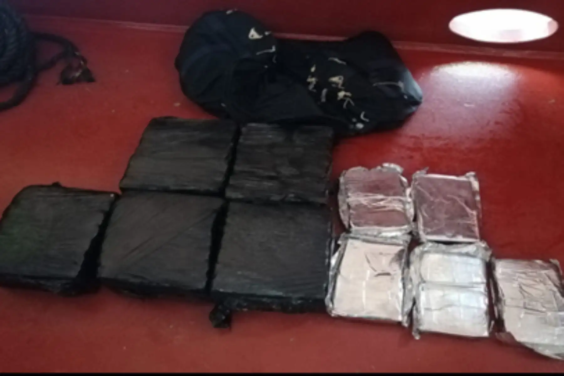 Personal de la Dirección Antidrogas decomisó más de 172 Kg, al parecer alcaloide cocaína, que se encontraba acondicionado en la parte posterior de un navío, atracado en el muelle n.º 1 de un terminal portuario, en el Callao. 
Foto: Policía Nacional