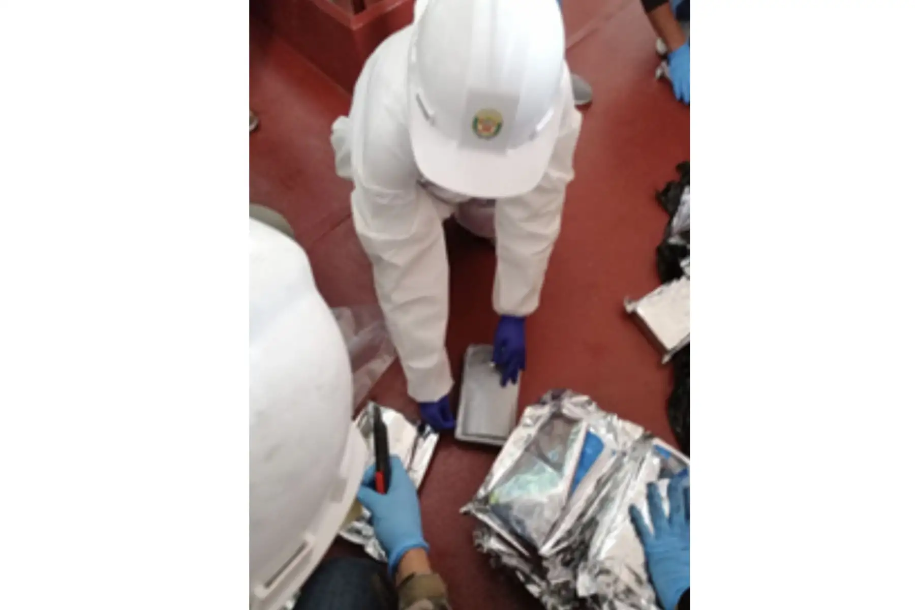 Personal de la Dirección Antidrogas decomisó más de 172 Kg, al parecer alcaloide cocaína, que se encontraba acondicionado en la parte posterior de un navío, atracado en el muelle nro. 1 de un terminal portuario, en el Callao. 
Foto: Policía Nacional