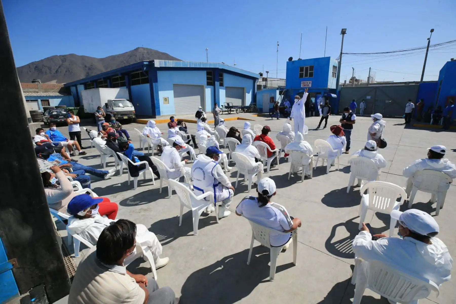La Dirección Regional de Salud (Diresa) de Áncash realiza testeo masivo a los trabajadores del desembarcadero pesquero artesanal de Chimbote. Los resultados arrojaron que el 50% de los muestrados dieron positivo para la prueba rápida del nuevo coronavirus.
Foto: Cortesía Gonzalo Horna