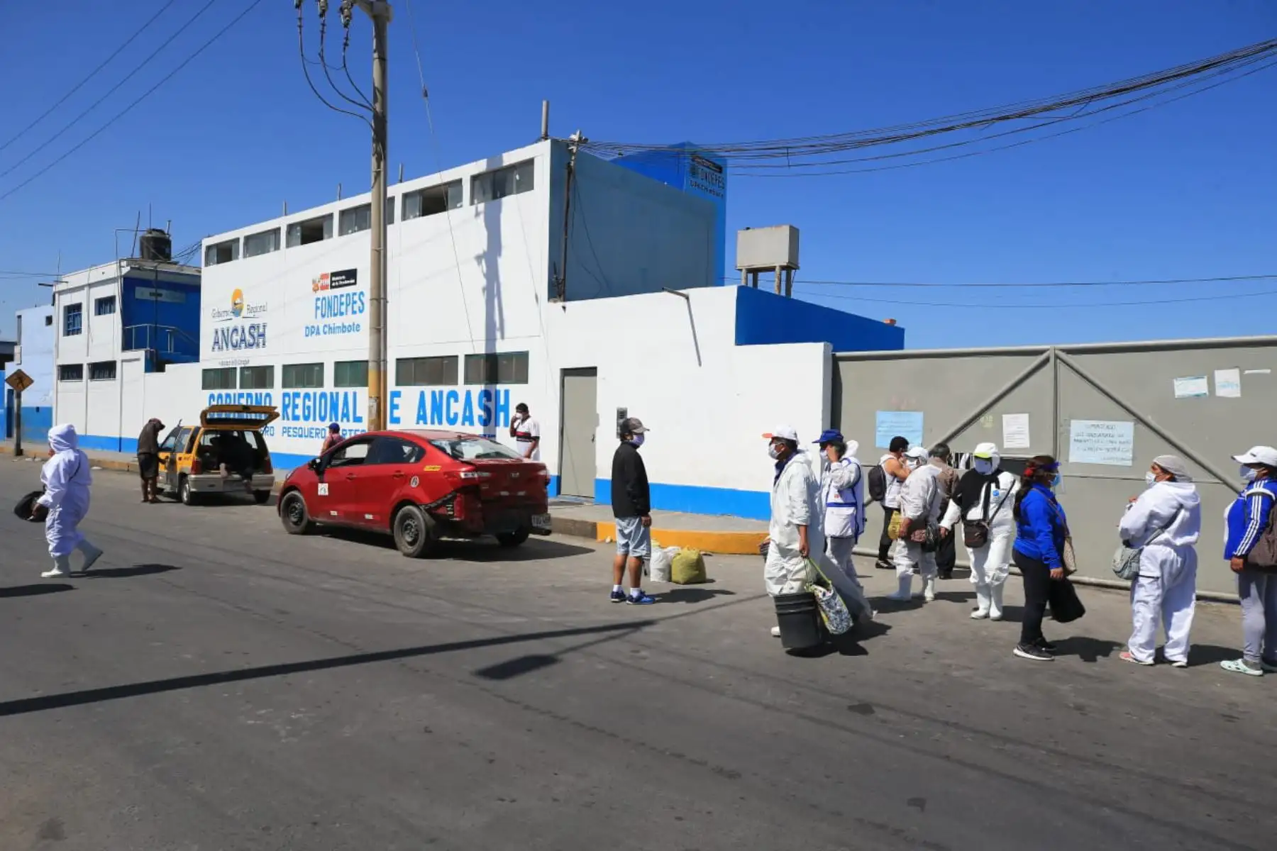 La Dirección Regional de Salud (Diresa) de Áncash realiza testeo masivo a los trabajadores del desembarcadero pesquero artesanal de Chimbote. Los resultados arrojaron que el 50% de los muestrados dieron positivo para la prueba rápida del nuevo coronavirus.
Foto: Cortesía Gonzalo Horna