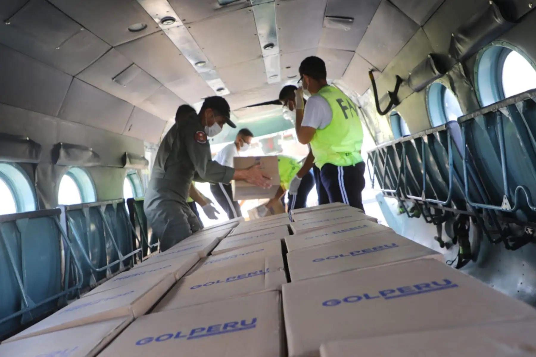Ministerio de Salud, ministerio de la Producción, FF.AA y el Instituto Nacional de Salud trasladan 5 550 pruebas rápidas y 600 kits de pruebas moleculares a la región San Martín.
Foto: Produce