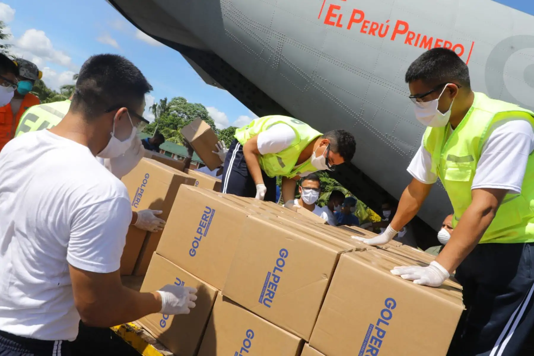Ministerio de Salud, ministerio de la Producción, FF.AA y el Instituto Nacional de Salud trasladan 5 550 pruebas rápidas y 600 kits de pruebas moleculares a la región San Martín.
Foto: Produce