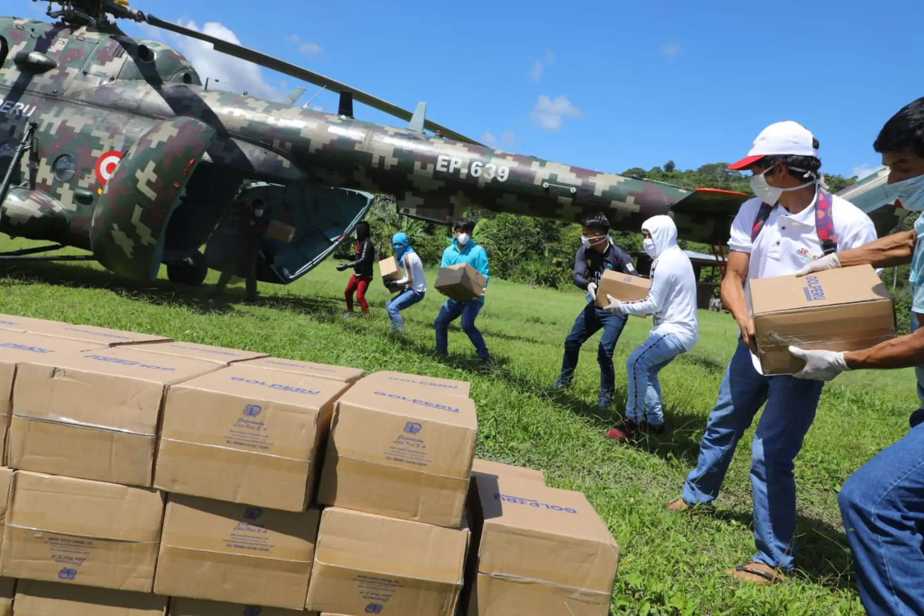 Ministerio de Salud, ministerio de la Producción, FF.AA y el Instituto Nacional de Salud trasladan 5 550 pruebas rápidas y 600 kits de pruebas moleculares a la región San Martín.
Foto: Produce