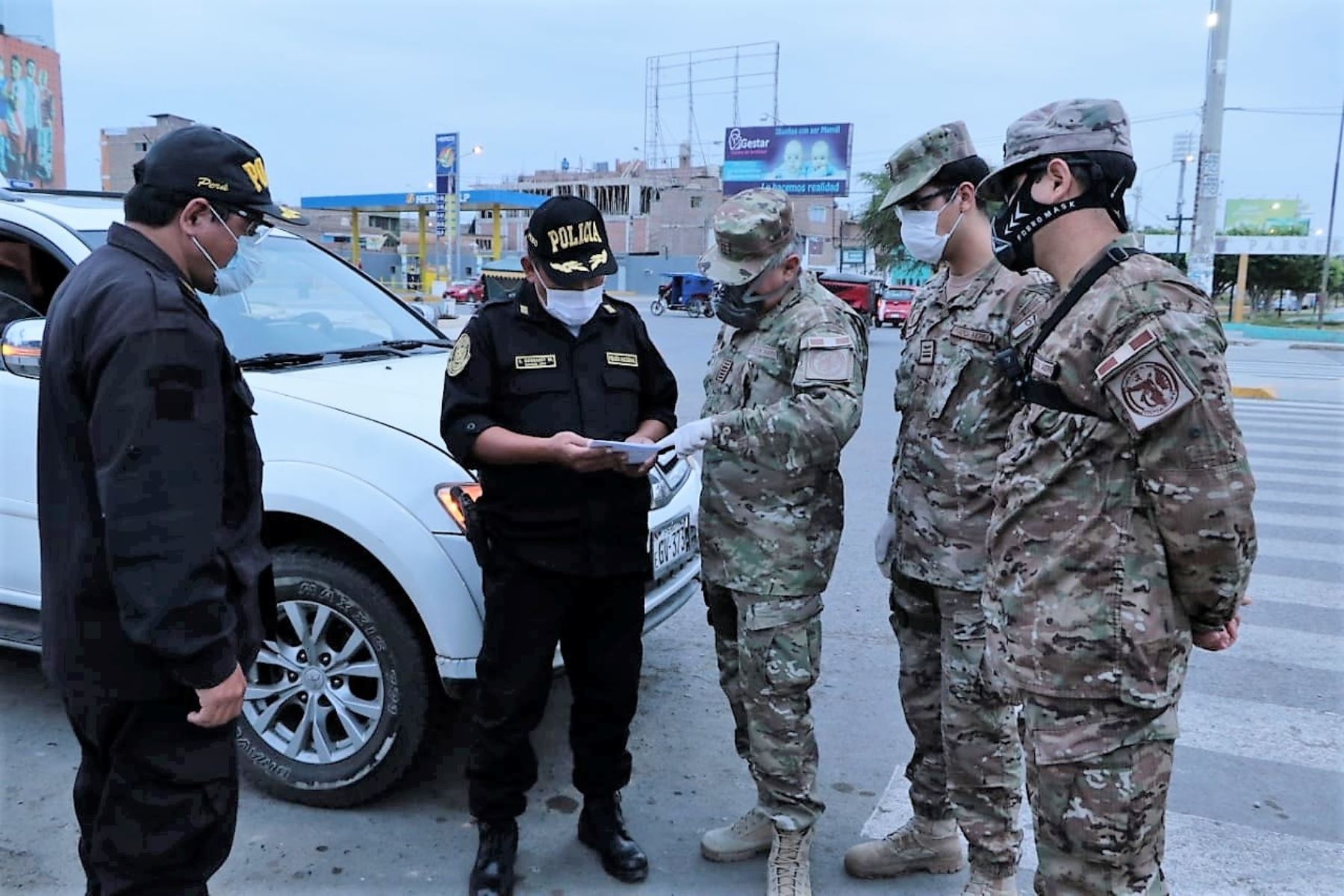 Miembros de la Policía y el Ejército cumplen importante labor en el norte del país, en el marco de la cuarentena por el coronavirus.