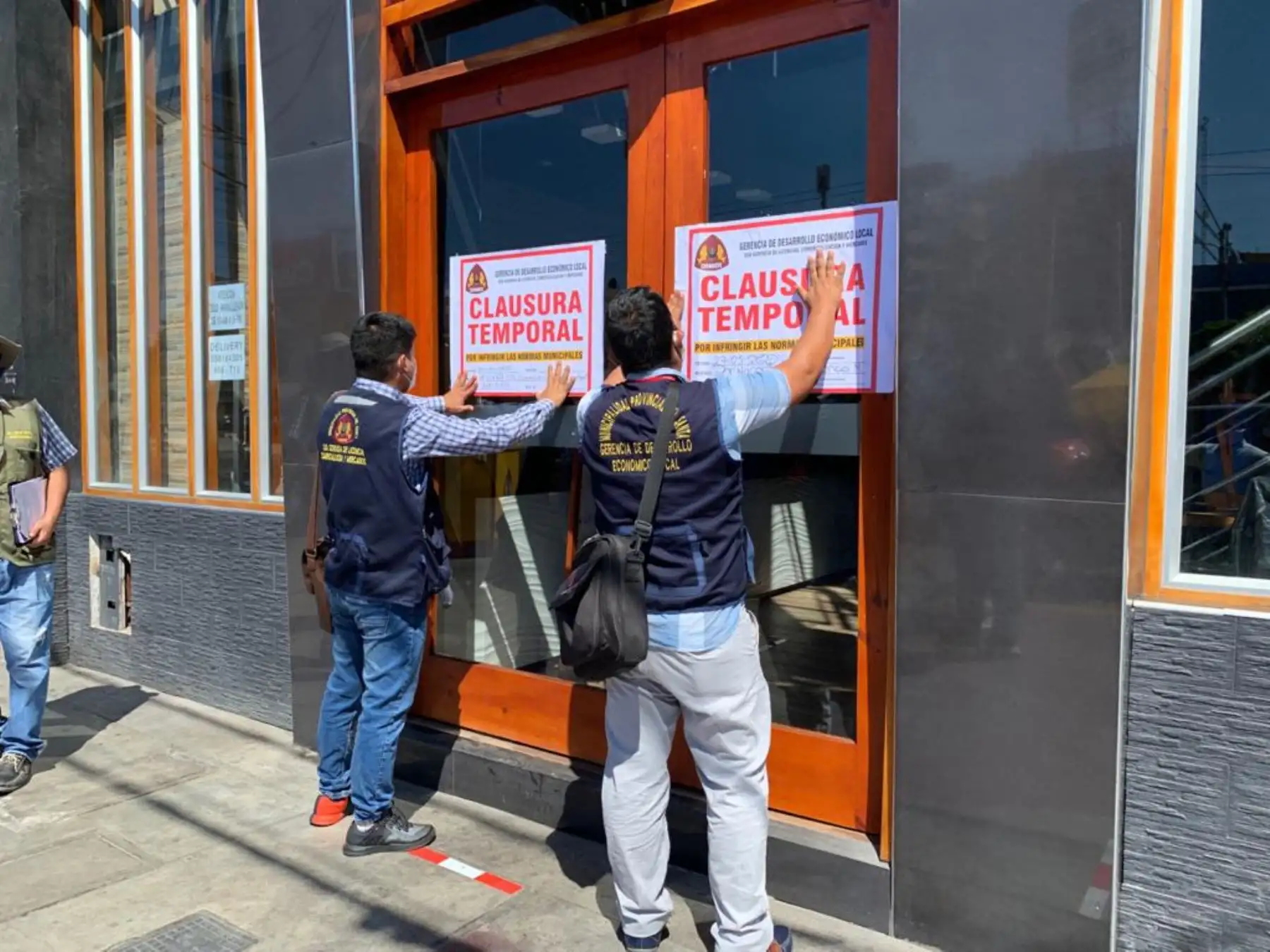 Municipalidad del Santa clausura una pollería en Chimbote por no cumplir con el protocolo sanitario y otras medidas de prevención ante el coronavirus. ANDINA/Difusión