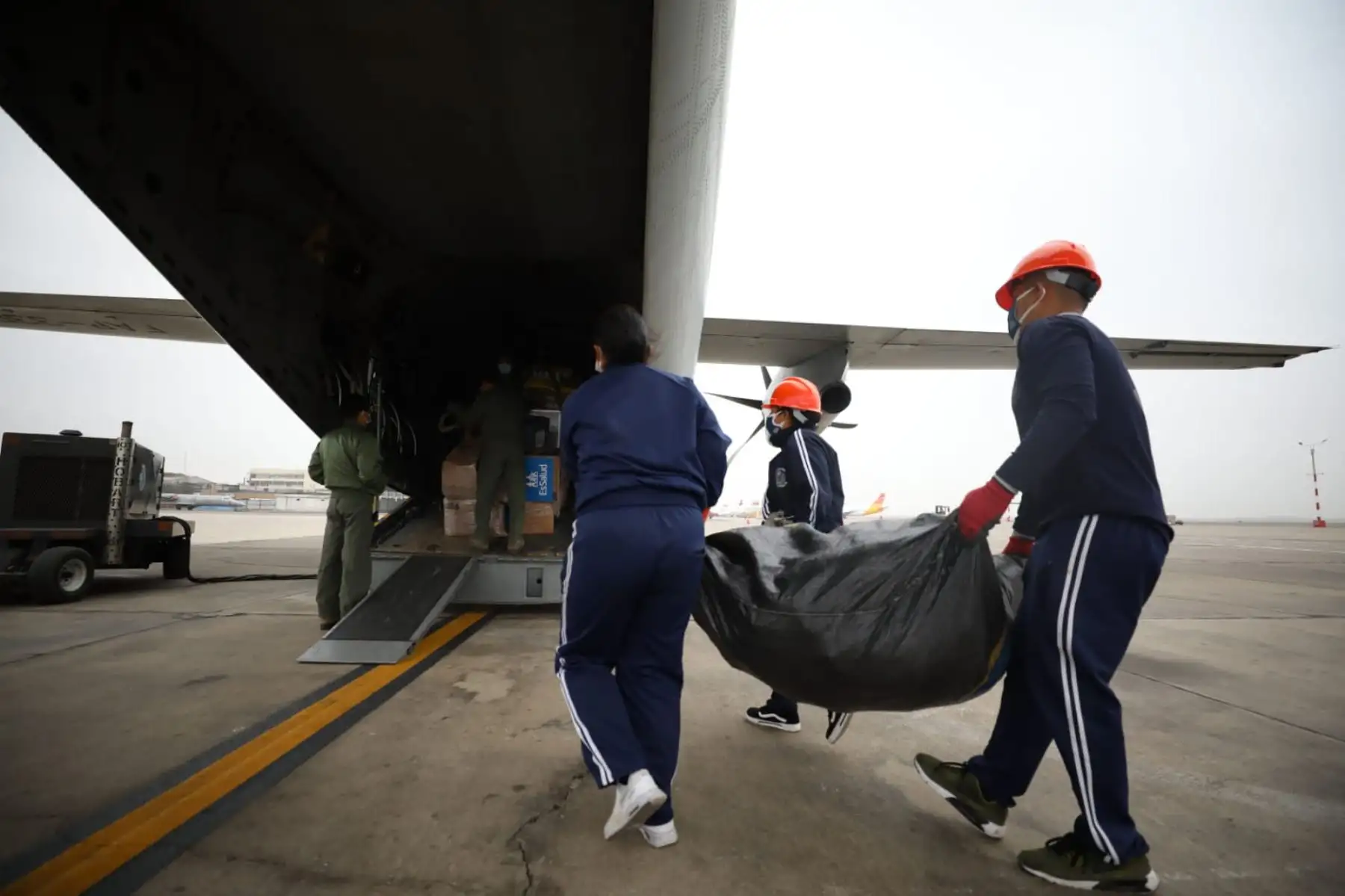 Un total de 25 profesionales de EsSalud viajaron a la región de Ucayali para combatir la pandemia de coronavirus. Se enviaron 50,000 EPP, además de medicinas, pruebas rápidas y kits de alimentación. Foto: ANDINA/EsSalud