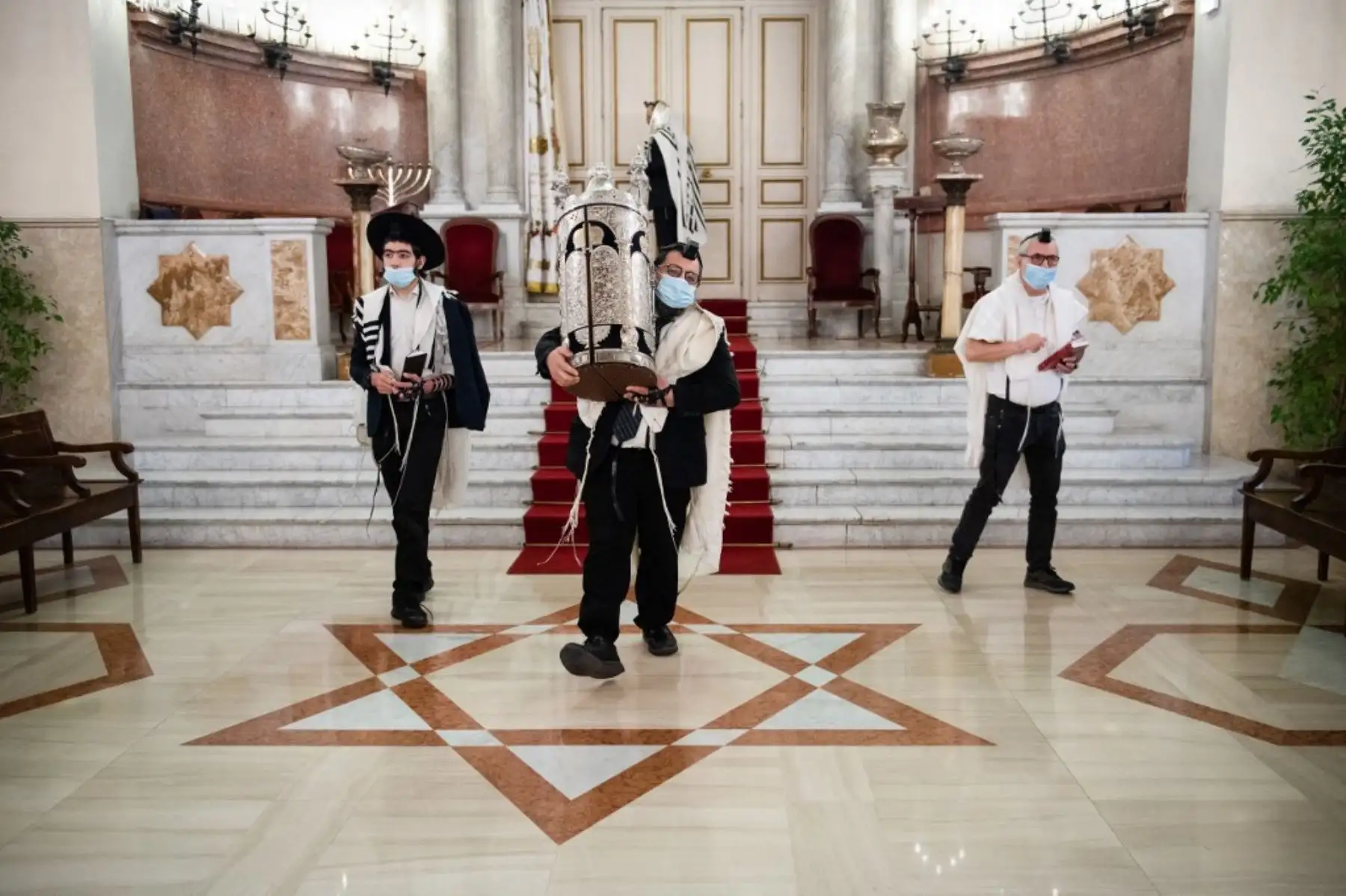 Creyentes con máscaras protectoras rezan durante el servicio "Chaharit", la primera oración pública de la mañana, en la "Gran Sinagoga de Marsella", Francia.

Foto: AFP