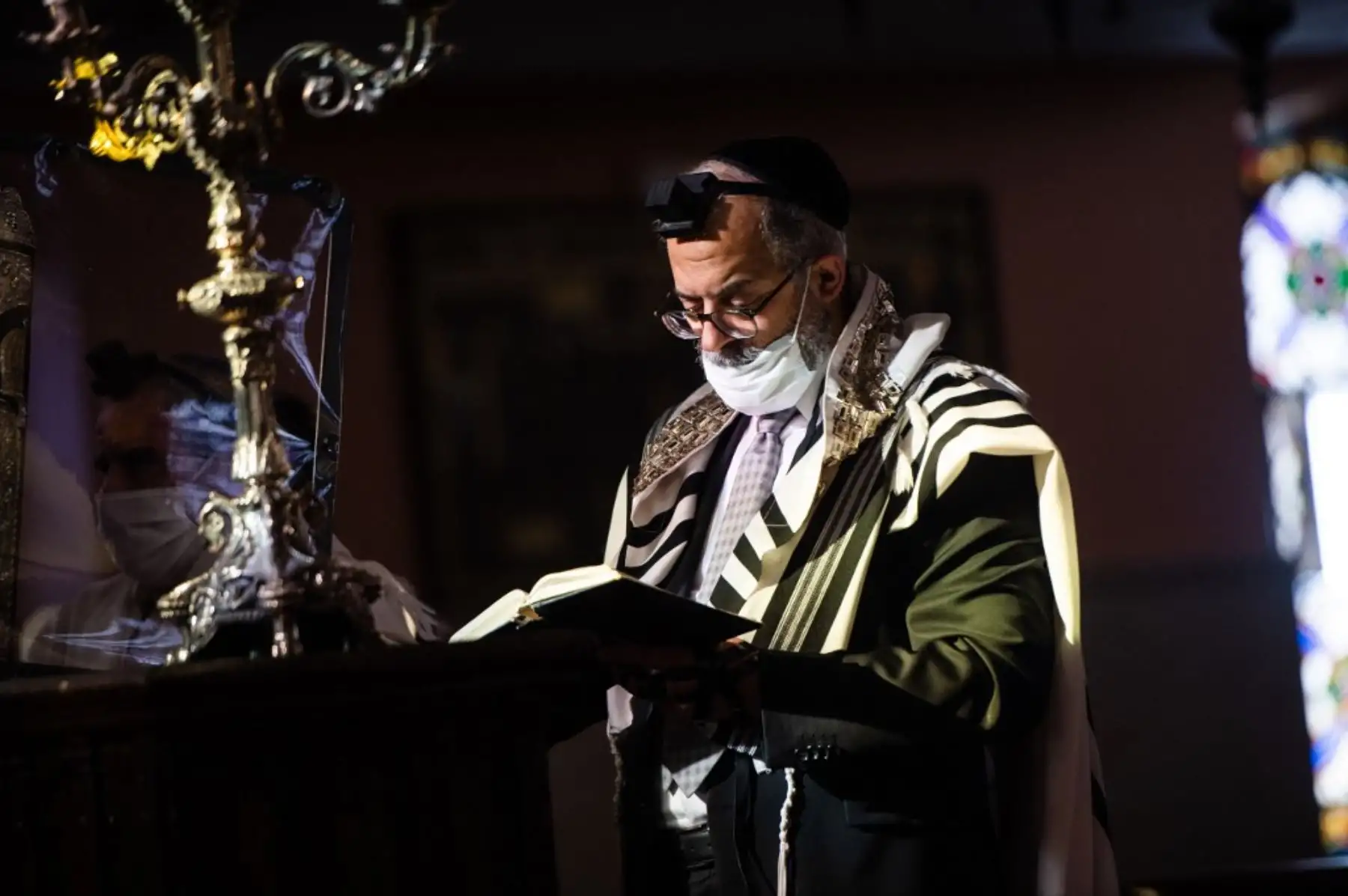El rabino de Marsella, Ruben Ohana, con una máscara protectora, ofrece el servicio "Chaharit", la primera oración pública de la mañana, en la "Gran Sinagoga de Marsella", Francia.

Foto: AFP