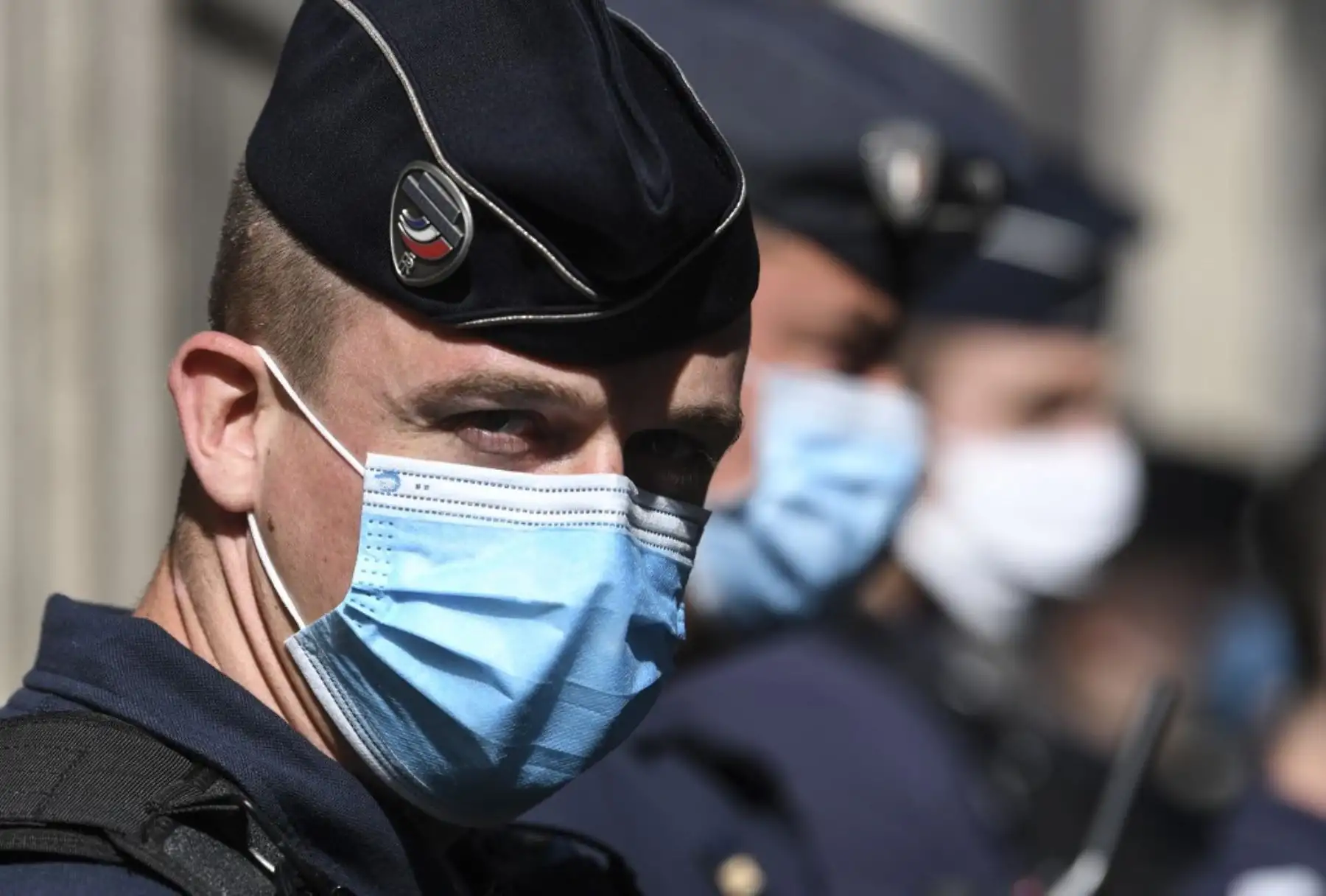 Un oficial de policía con una máscara facial observa cómo las personas se reúnen frente a la sede de AP-HP (Asistencia Pública - Hopitaux de Paris) para pedir mejores condiciones de trabajo y un aumento de la mano de obra cuando el gobierno francés inició conversaciones generales sobre Salud

Foto:AFP