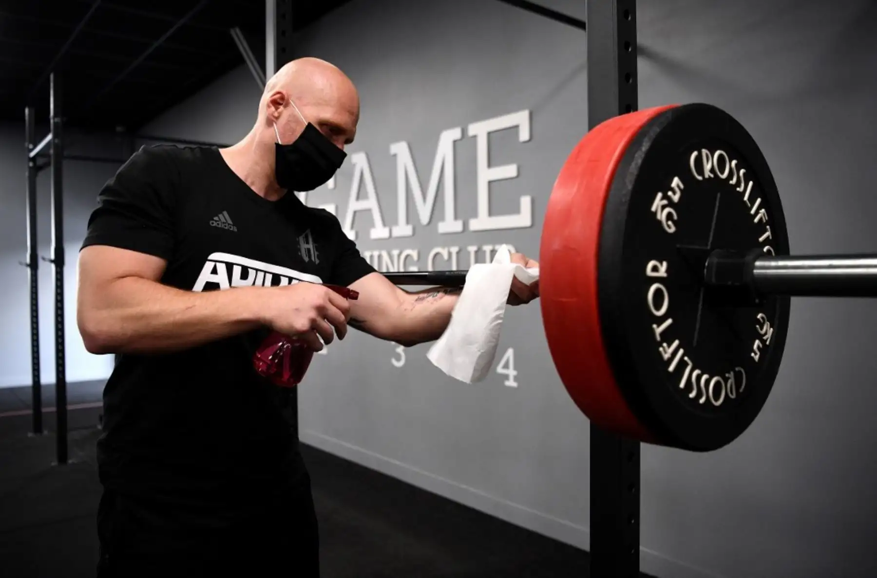 El gerente de un gimnasio desinfecta los dispositivos deportivos  en Saint Maur des Fosses, cerca de París, mientras Francia alivia las medidas de bloqueo tomadas para frenar la propagación de la enfermedad covid-19

Foto: AFP