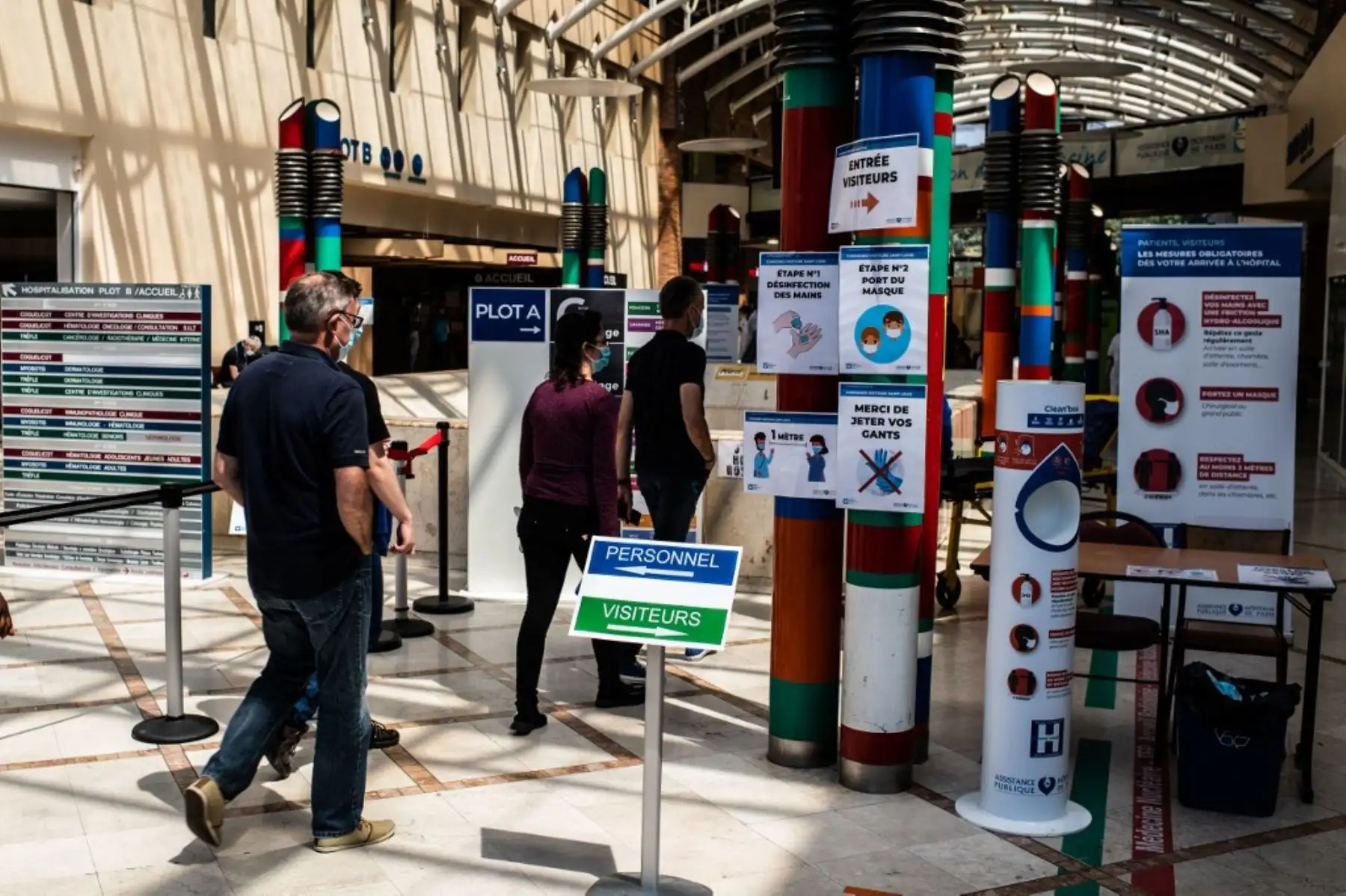 Los visitantes pasan por carteles que les recuerdan las precauciones sanitarias que deben tomar al ingresar al hospital de Saint-Louis en París, el 28 de mayo de 2020, mientras Francia alivia las medidas de bloqueo tomadas para frenar la propagación del covid-19 

Foto: AFP