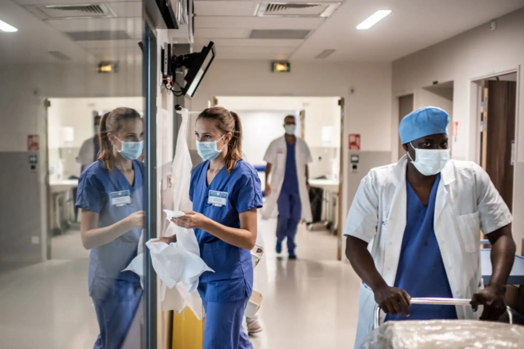 Los empleados de atención médica trabajan en la unidad de cuidados intensivos del hospital Saint-Louis en París, mientras Francia alivia las medidas de bloqueo adoptadas para frenar la propagación del covid-19 
Foto: AFP