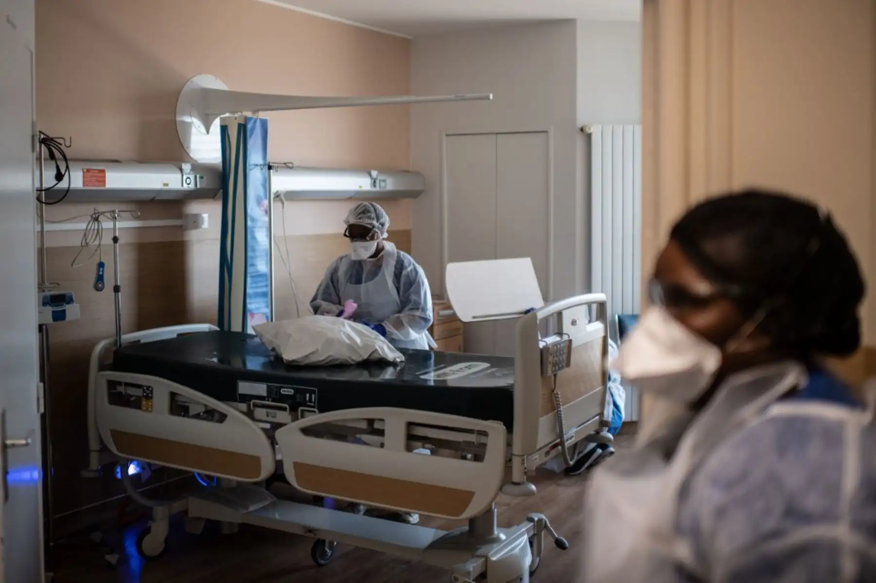 Las enfermeras limpian una habitación en el hospital Saint-Louis en París, mientras Francia alivia las medidas de bloqueo tomadas para frenar la propagación del covid-19

Foto: AFP