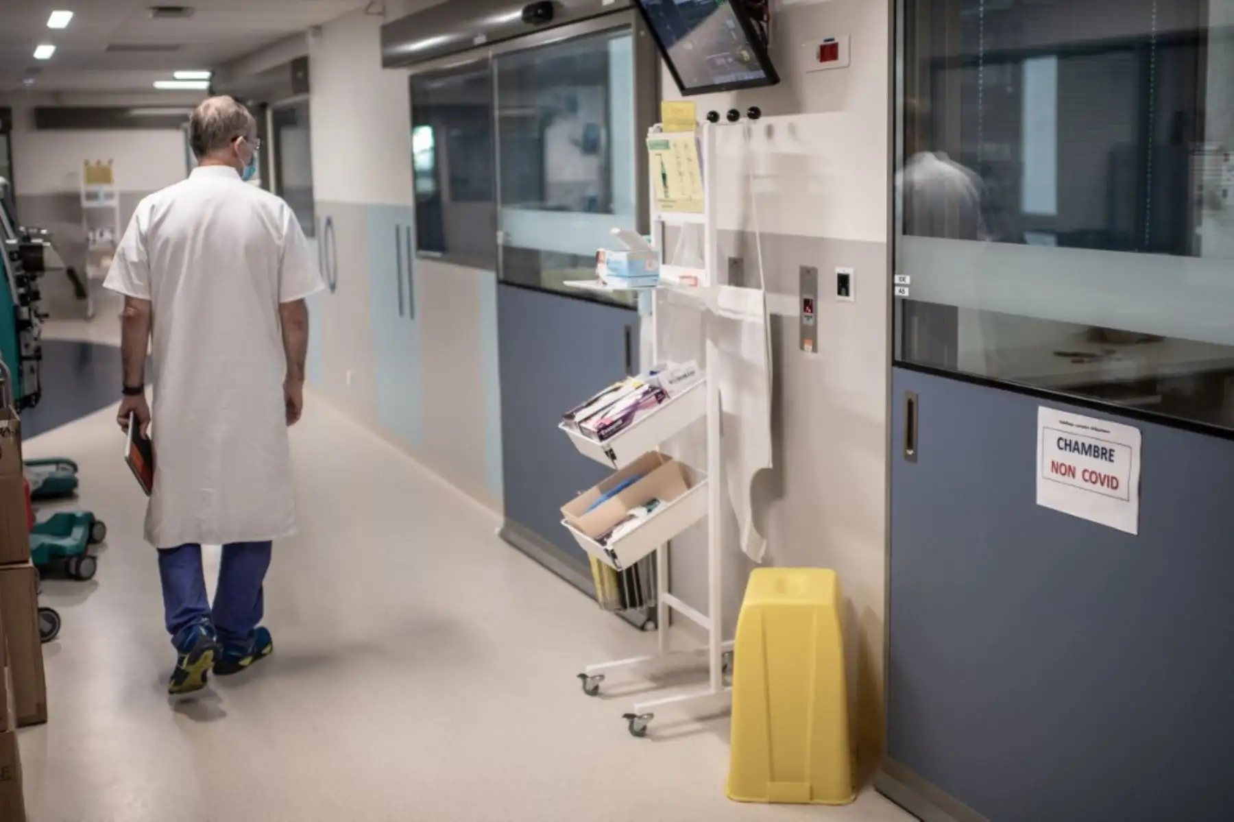 Un médico ingresa a la unidad de cuidados intensivos del hospital Saint-Louis en París, mientras Francia alivia las medidas de bloqueo adoptadas para frenar la propagación del covid-19 

Foto: AFP