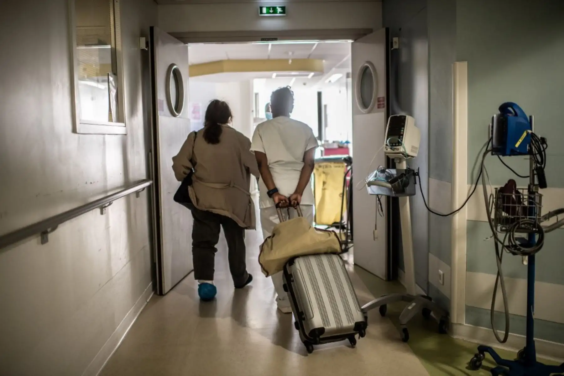 Una enfermera saca una maleta mientras ayuda a un paciente en el hospital de Saint-Louis en París, mientras Francia alivia las medidas de bloqueo tomadas para frenar la propagación del covid-19 

Foto: AFP