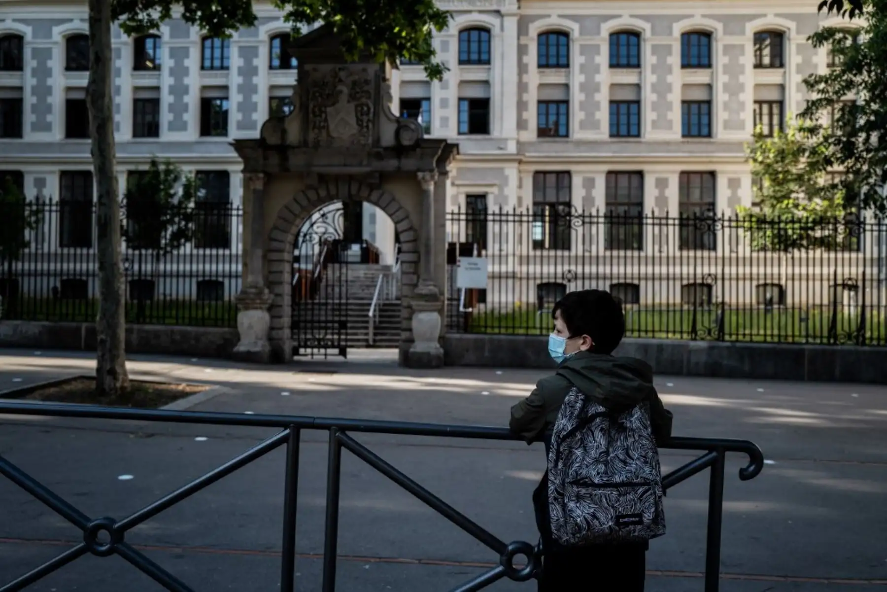 Un niño con una máscara protectora llega a una escuela secundaria, en Lyon, en el centro este de Francia,

Foto: AFP