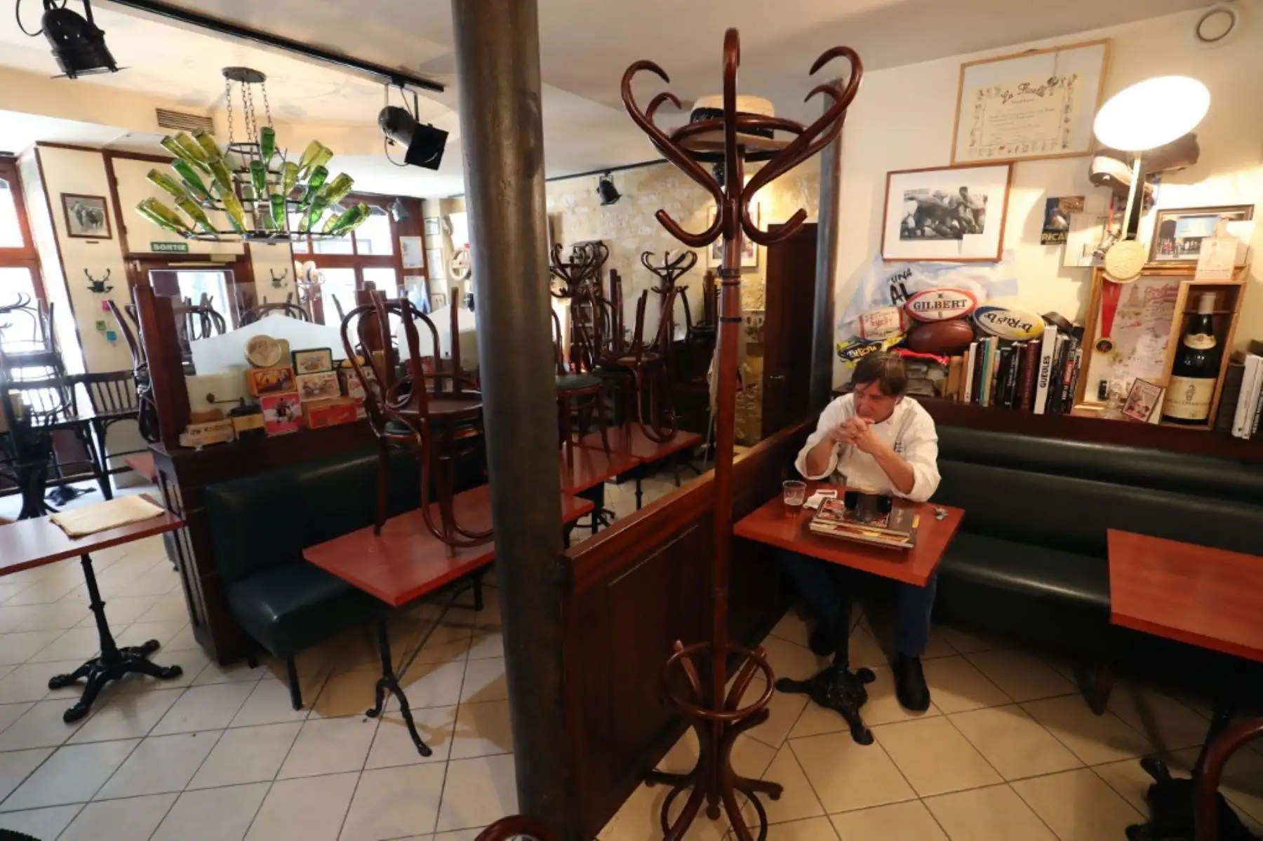El chef francés y propietario de un restaurante, Alain Fontaine, responde una entrevista en su restaurante "Le Mesturet" en París después de que el primer ministro francés anunciara medidas de cierre actualizadas para frenar la propagación de la enfermedad covid-19 

Foto: AFP