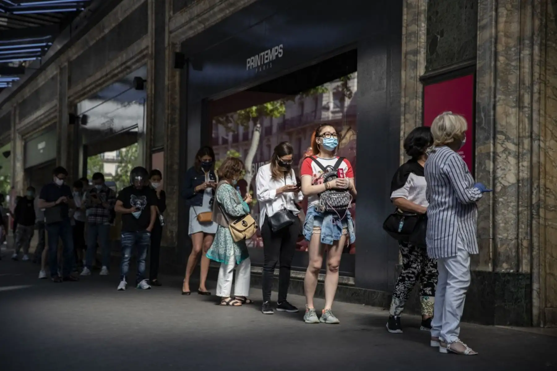 La gente espera en la cola para la reapertura de los grandes almacenes Printemps en el Boulevard Haussman en París, mientras Francia alivia las medidas de bloqueo adoptadas para frenar la propagación de la pandemia covid-19

Foto: AFP