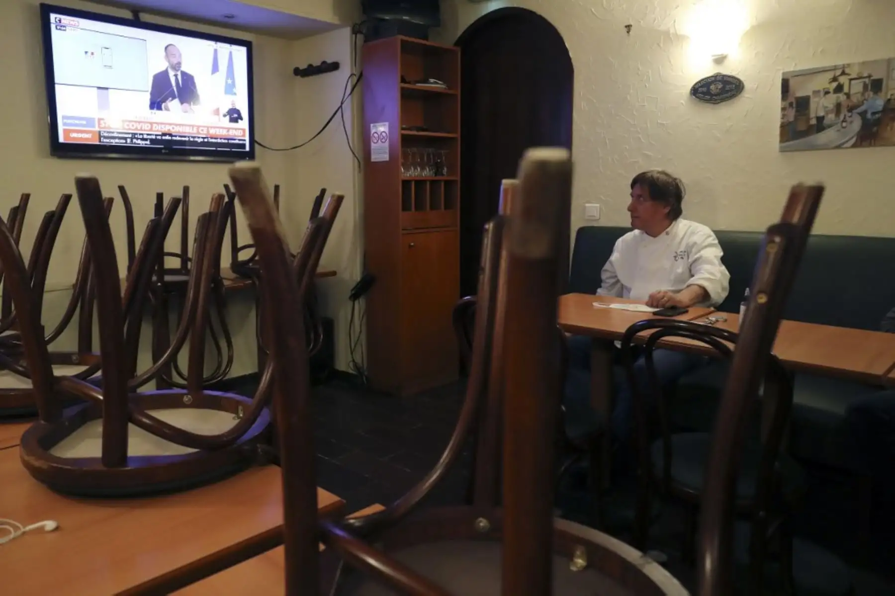 El chef francés y propietario de un restaurante, Alain Fontaine, ve un canal de noticias en un televisor en su restaurante "Le Mesturet" en París mientras el primer ministro francés anuncia medidas de cierre actualizadas para frenar la propagación de la enfermedad covid-19

Foto: AFP