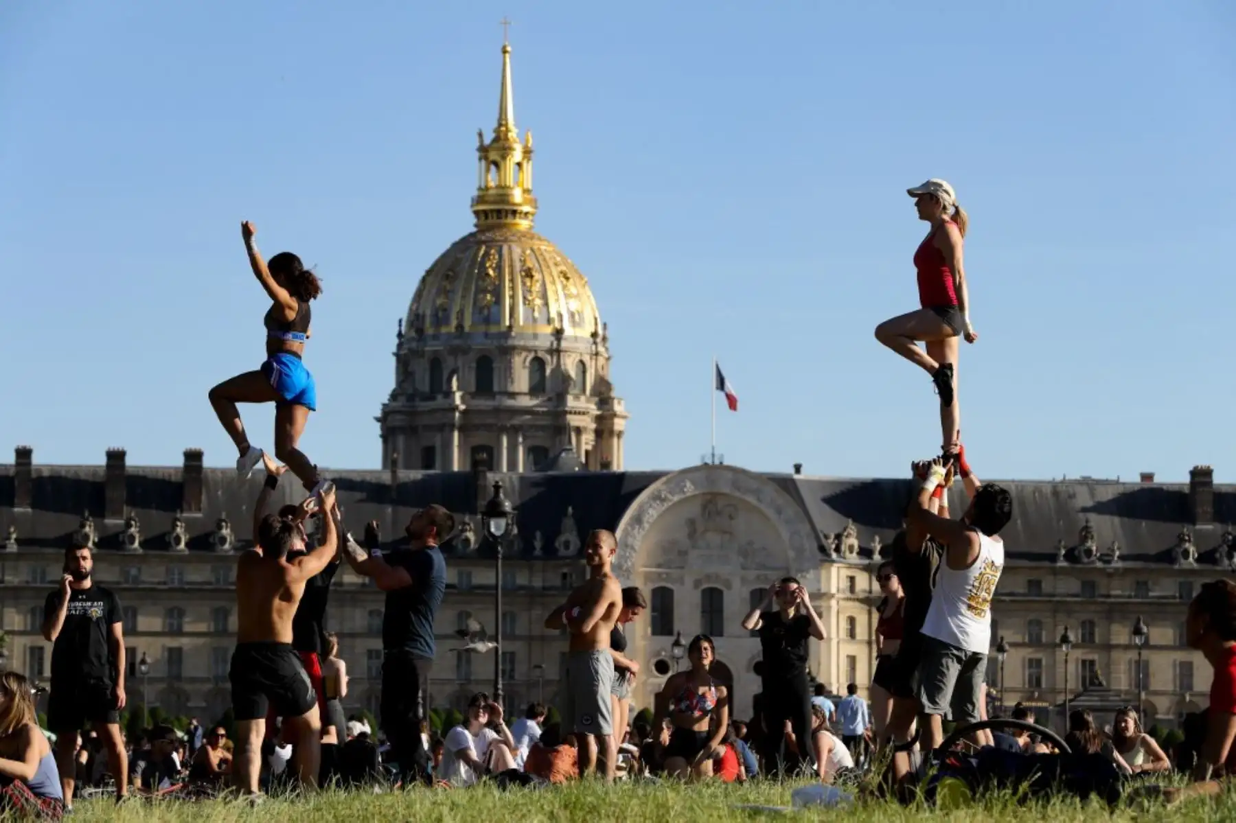 Gente practicando acrobacias en el jardín de la Explanada de los Inválidos, en París, después de que el Primer Ministro francés anunciara la segunda fase desde el 2 de junio de la flexibilización de las medidas de bloqueo tomadas para frenar la propagación de la pandemia covid-19

Foto: AFP