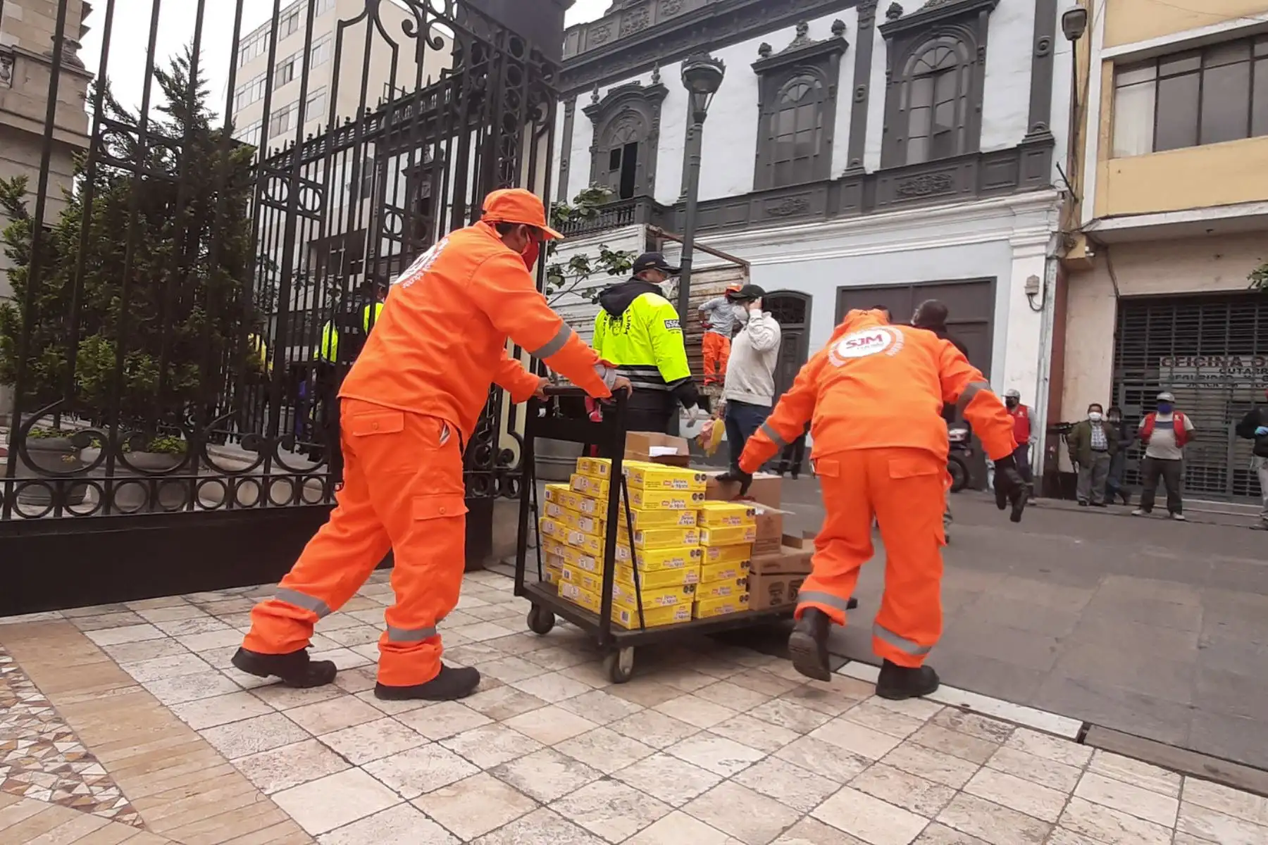 Municipalidad Metropolitana de Lima realiza entrega de kits de aseo personal a trabajadores de limpieza de 26 municipalidades.

Foto: Municipalidad de Lima