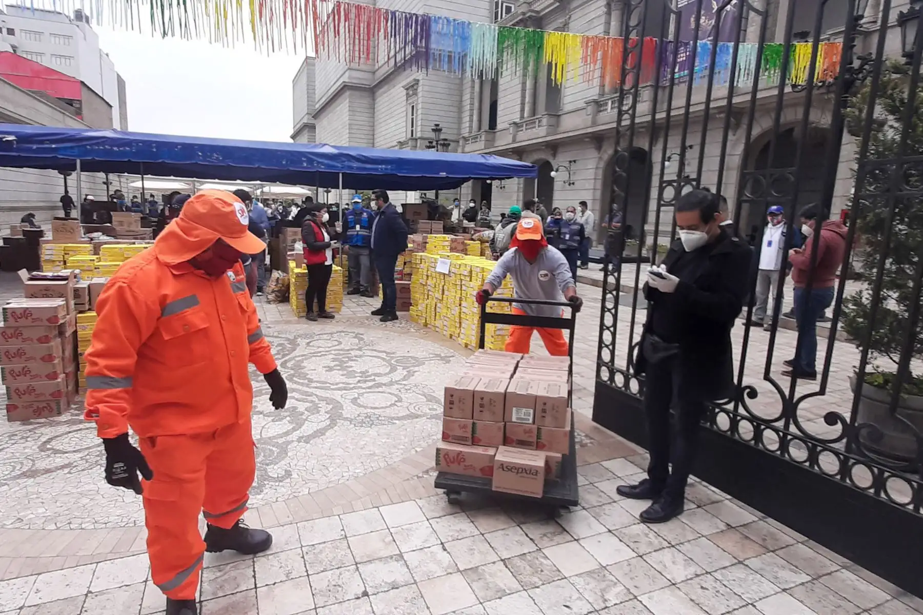 Municipalidad Metropolitana de Lima realiza entrega de kits de aseo personal a trabajadores de limpieza de 26 municipalidades.

Foto: Municipalidad de Lima