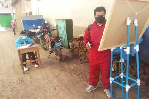 El maestro Gerson Ames Gaspar dicta clases a los estudiantes que no tienen acceso a tecnología. Foto: Cortesía Pedro Tinoco