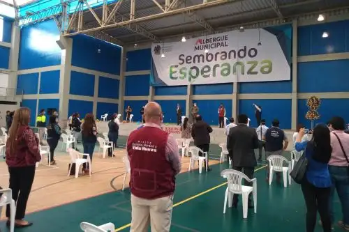 En el Complejo Deportivo Chan Chan funciona el albergue temporal implementado por la municipalidad de Trujillo para las personas vulnerables. Foto: Cortesía Luis Puell