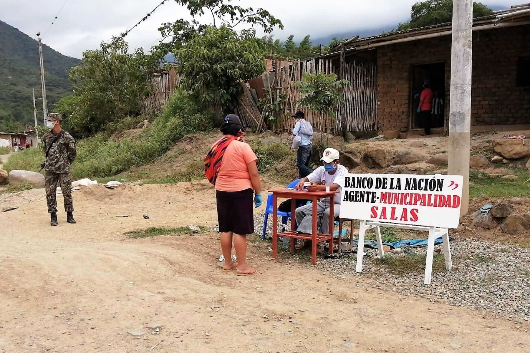 Pobladores del distrito de Salas, región Lambayeque, pueden cobrar subsidios del Estado en sus comunidades gracias a la descentralización de servicios del Banco de la Nación.
