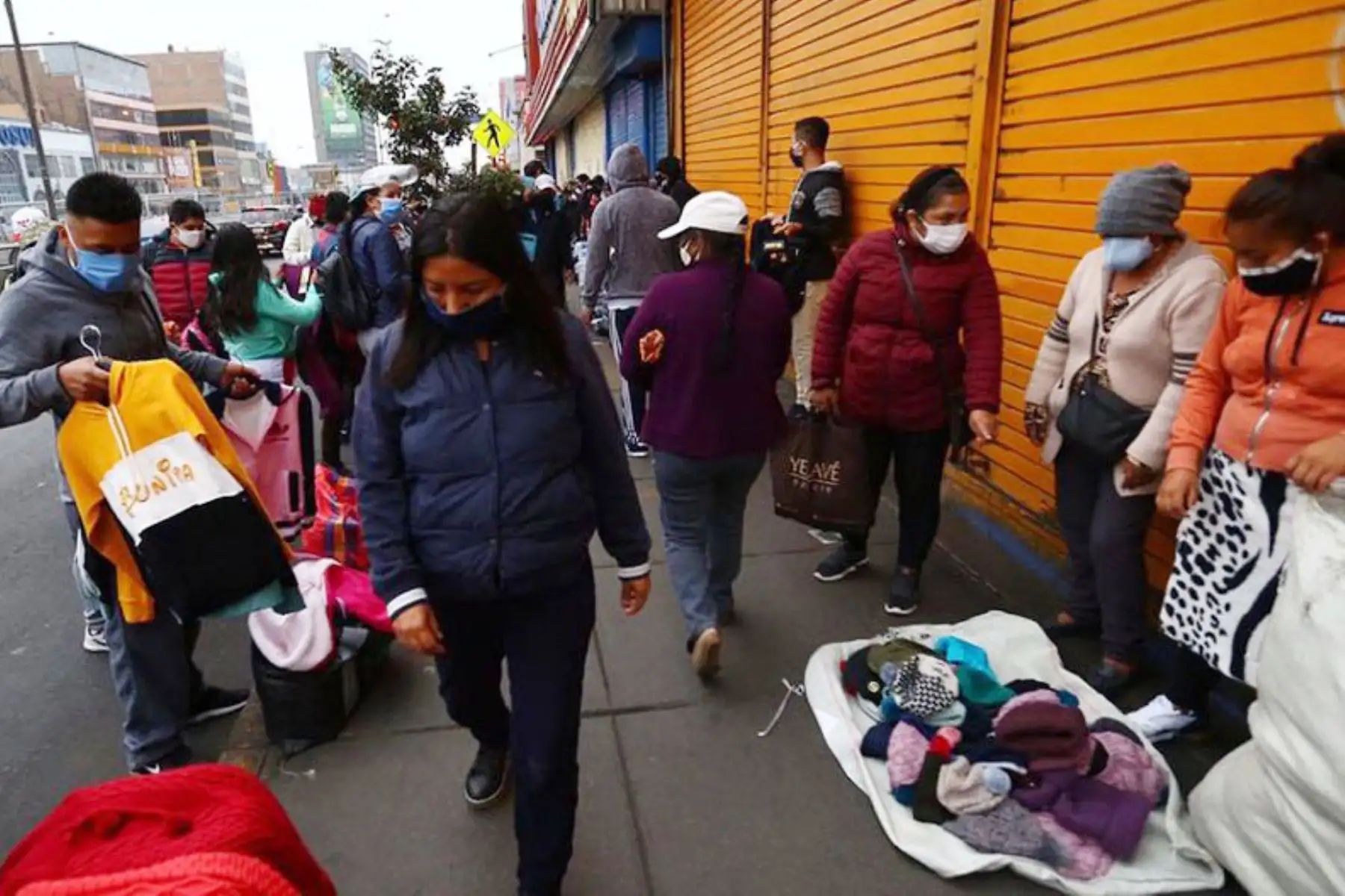 Ambulantes de la Av. Grau podrían acceder a lugares donde vender sin poner en riesgo su salud ni la de la ciudadanía. ANDINA/Difusión