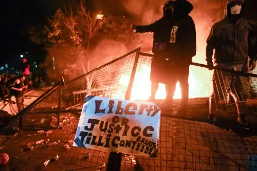 Miles de personas participaron ayer en la tercera noche consecutiva de protestas en Mineápolis (Minesota) por la muerte a manos de la Policía del afroamericano George Floyd, movilizaciones que derivaron en la quema de una estación de Policía. Foto: Efe.