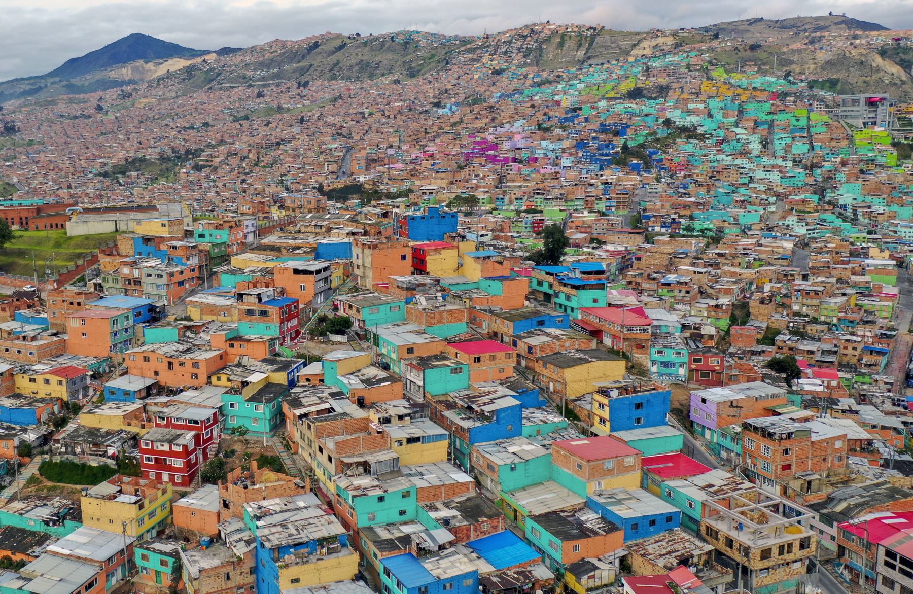 Vista aérea del barrio de Ciudad Bolívar, al sur de Bogotá durante la pandemia de coronavirus COVID-19. Foto: AFP