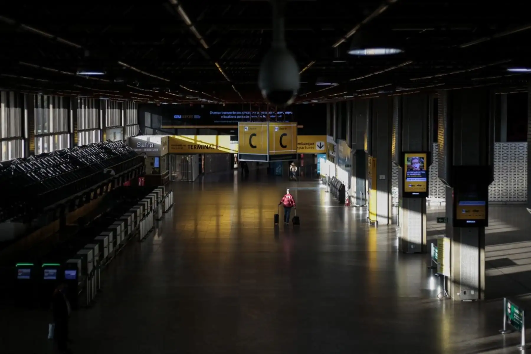 Vista de una sala casi vacía en el aeropuerto internacional de Guarulhos en medio del brote de la enfermedad por coronavirus (COVID-19), en Guarulhos, cerca de Sao Paulo. Foto: AFP
