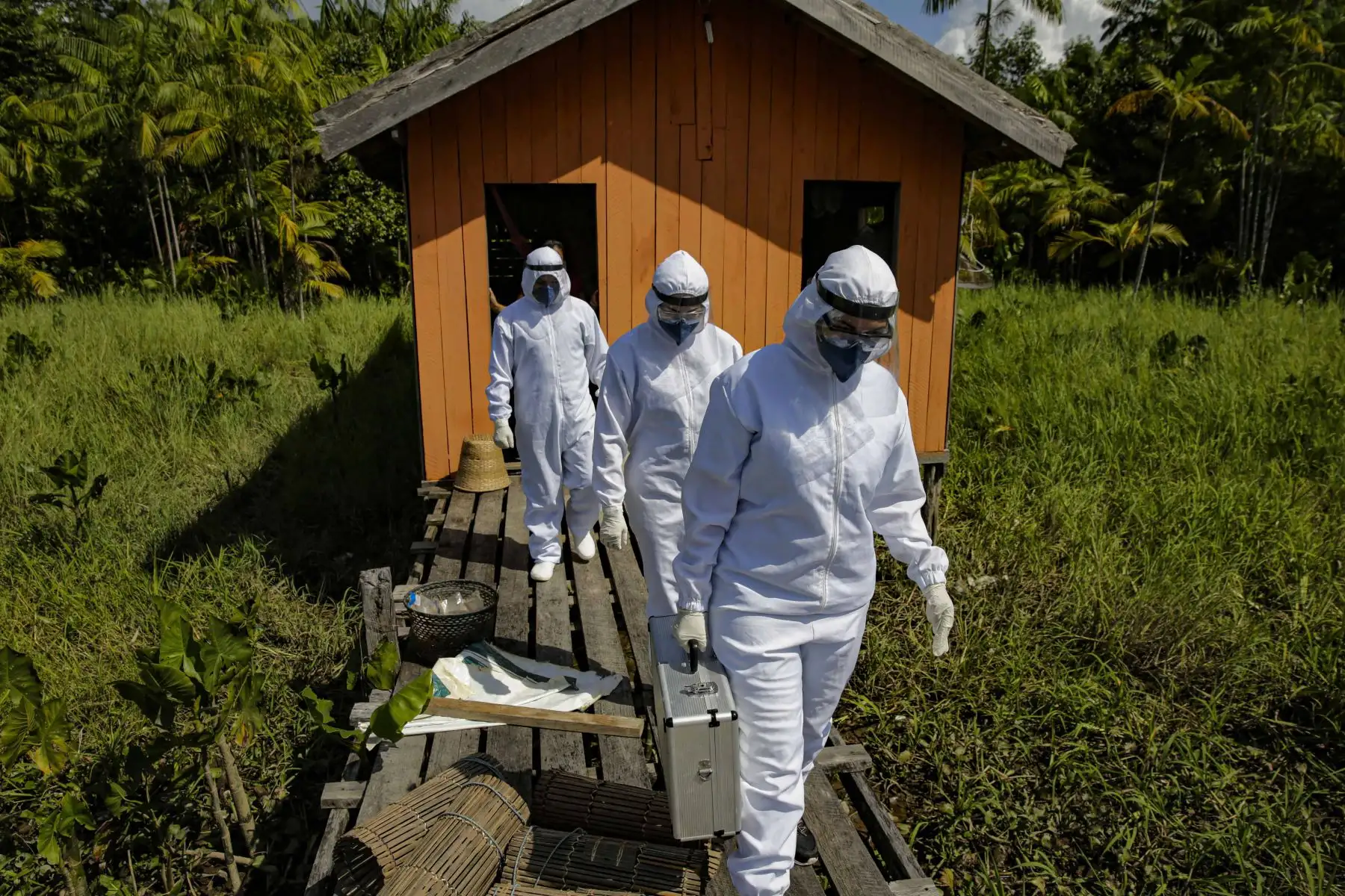 Trabajadores de salud del gobierno visitan la isla de Salvacao, a una hora y media en lancha rápida de Melgaco, estado de Pará, Brasil. Foto: AFP