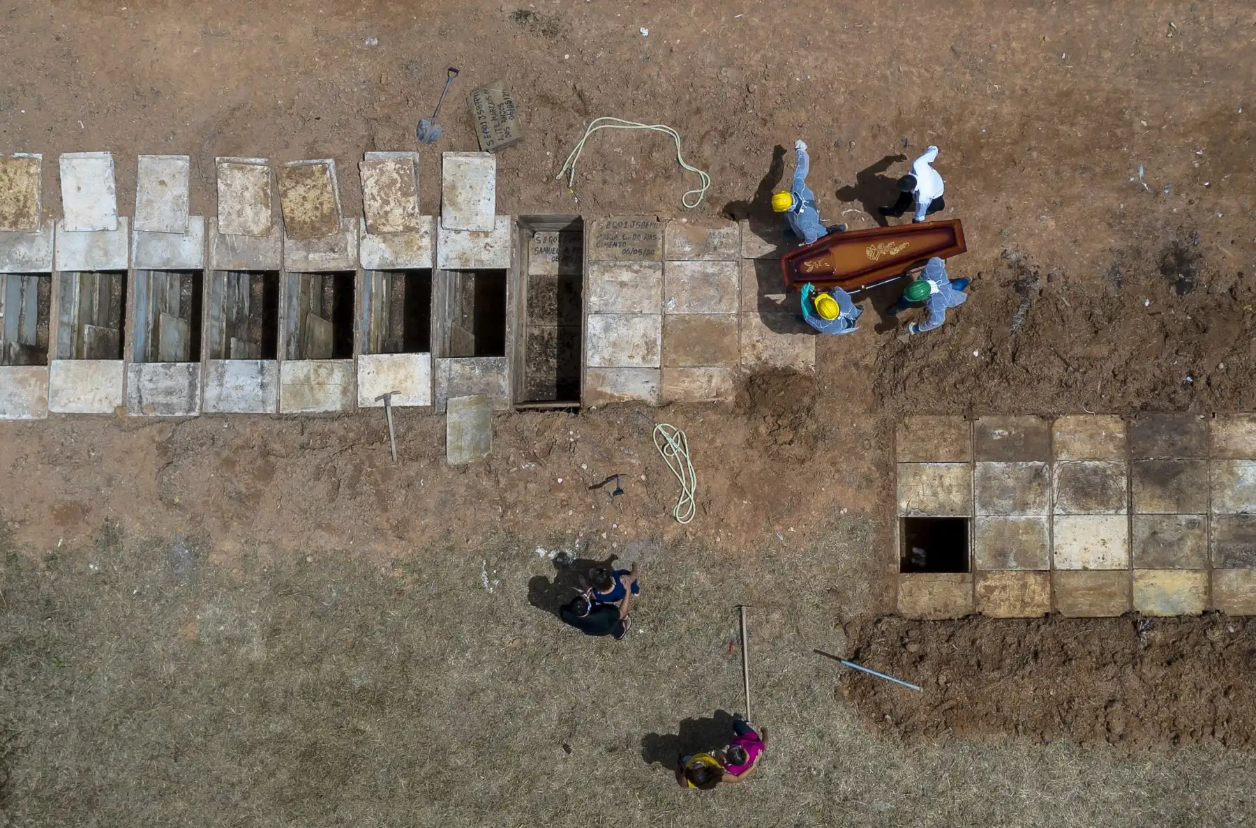 La foto muestra una vista aérea de un entierro en el cementerio Bom Jardim, el cementerio público más grande de Fortaleza, estado de Ceará, Brasil. Foto: AFP
