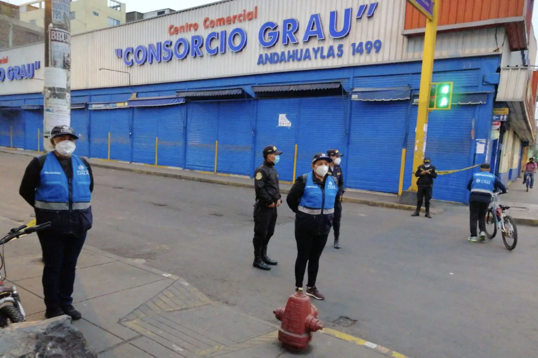 Agentes de Fiscalización y Serenazgo resguardan la avenida Grau y calles aledañas del Cercado para evitar la presencia del comercio informal. Foto: ANDINA/Municipalidad de Lima