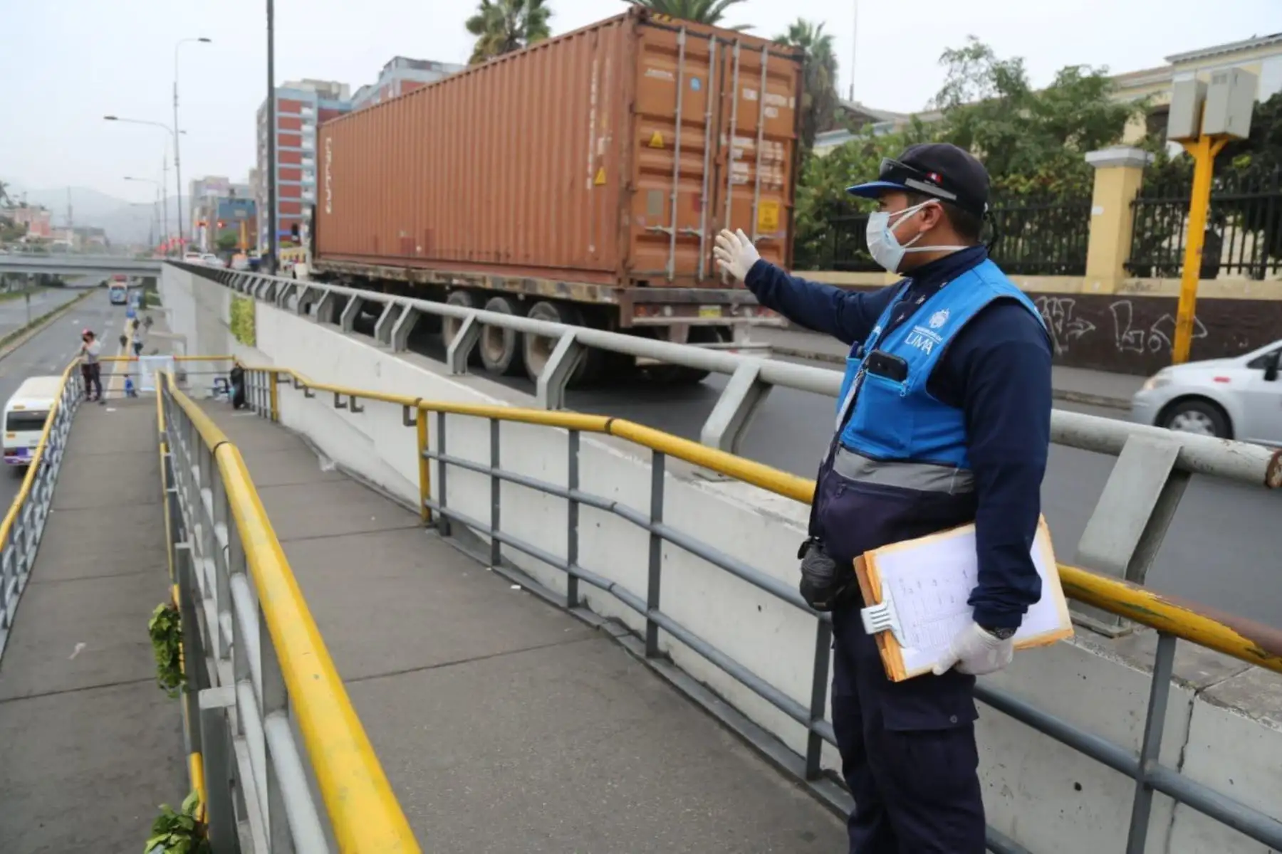 Agentes de Fiscalización y Serenazgo resguardan la avenida Grau y calles aledañas del Cercado para evitar la presencia del comercio informal. Foto: ANDINA/Municipalidad de Lima