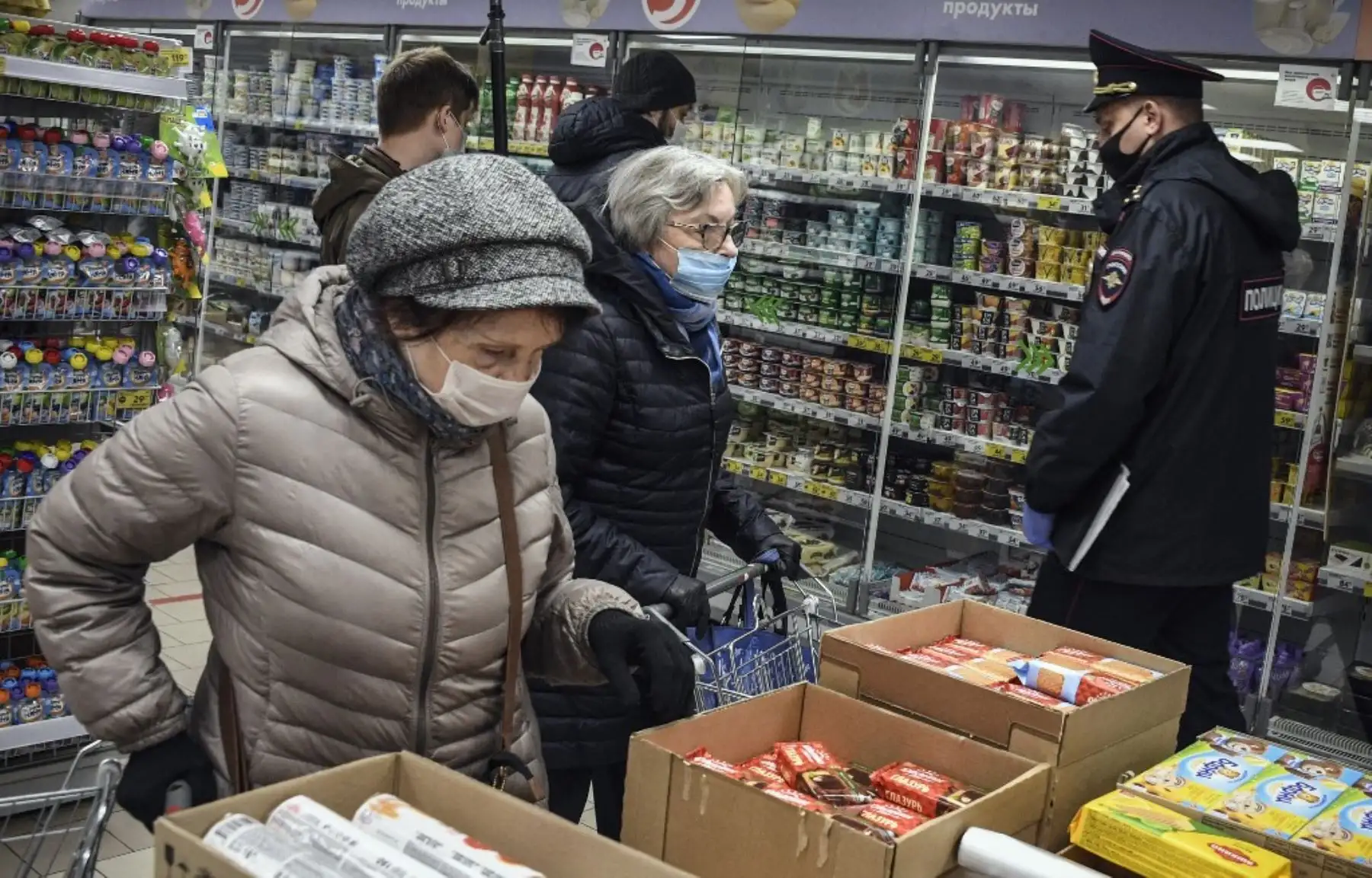 Un oficial de la policía rusa patrulla dentro de un supermercado en Moscú, en medio de la propagación del coronavirus COVID-19. Foto: AFP