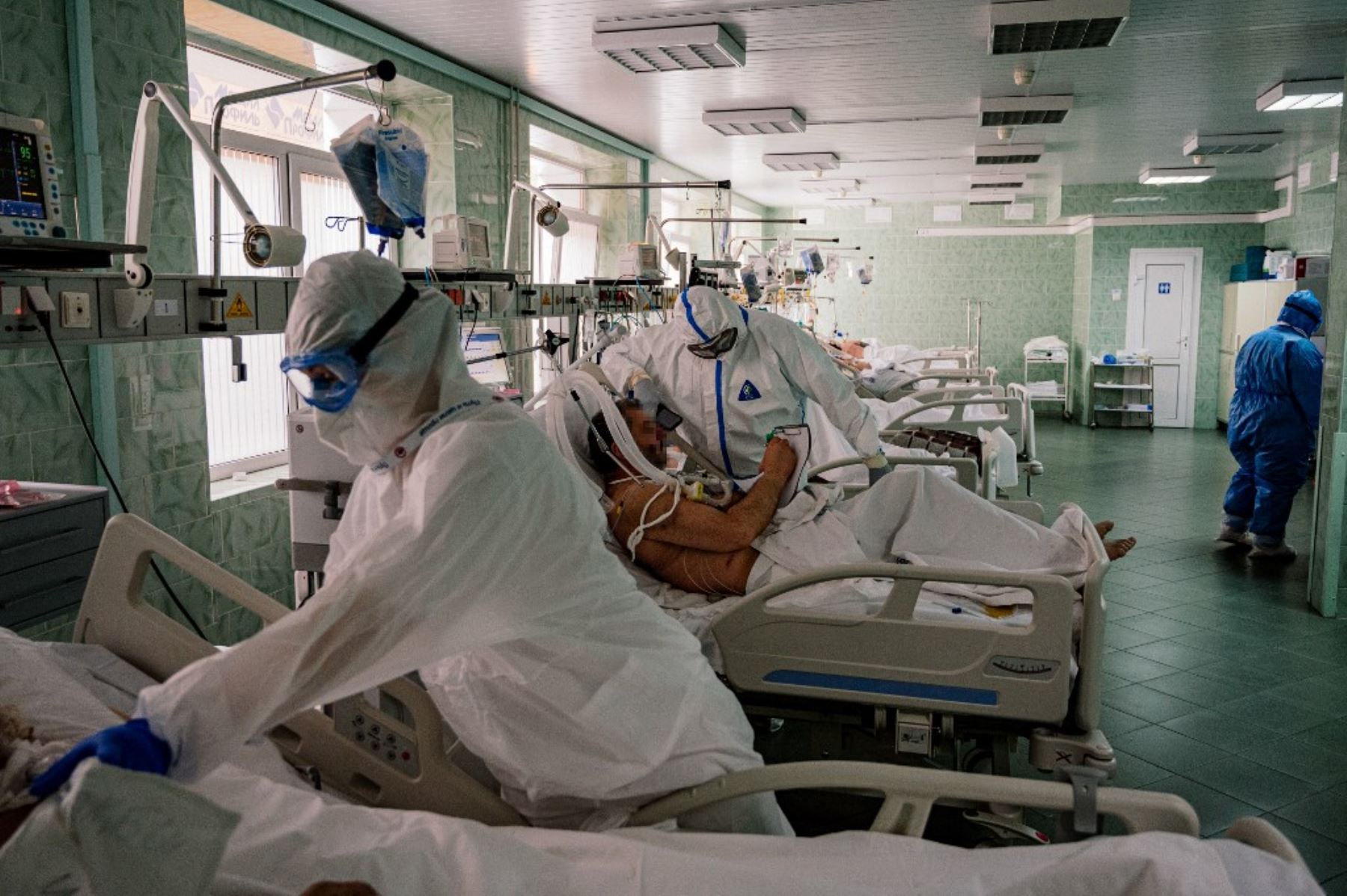 El doctor Dmitry Cheboksarov con equipo de protección personal trabaja en la unidad de cuidados intensivos para pacientes con coronavirus COVID-19. Foto: AFP