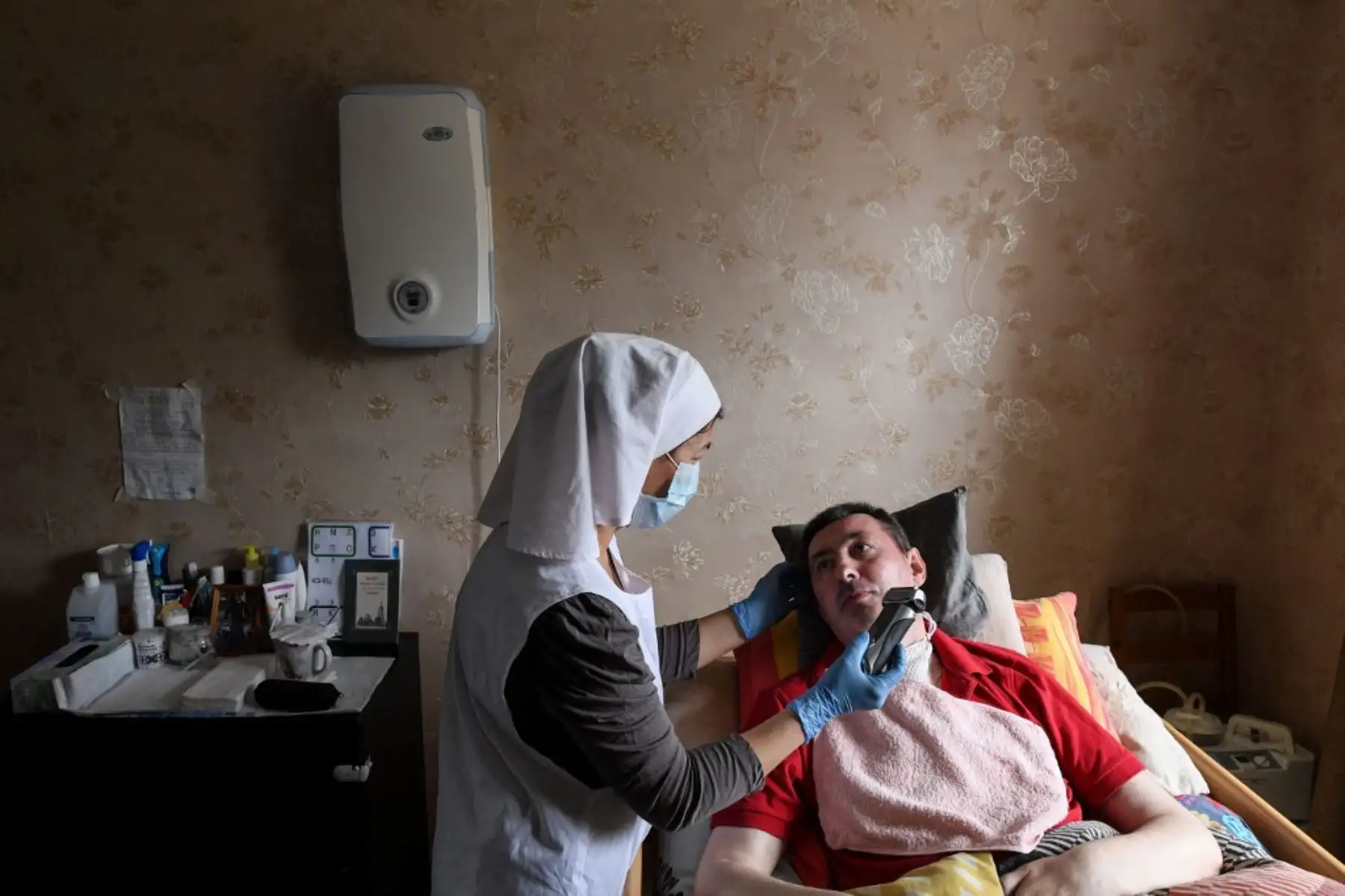 La enfermera Irina Afonina atiende a un hombre en su casa en Moscú en medio de la pandemia de coronavirus COVID-19. Foto: AFP
